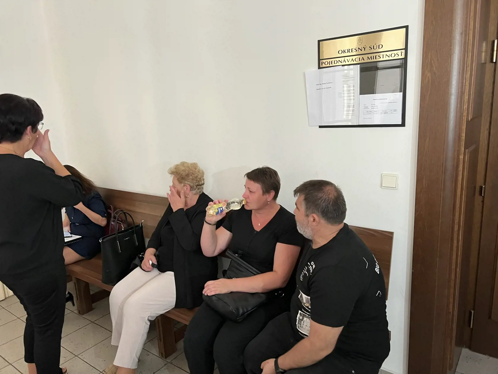 Pozostalí však s rozhodnutím spokojní nie sú. “Mal dostať doživotie za 12 životov,” povedal nám po skončení pojednávania starý otec chlapca, ktorý nehodu neprežil.
