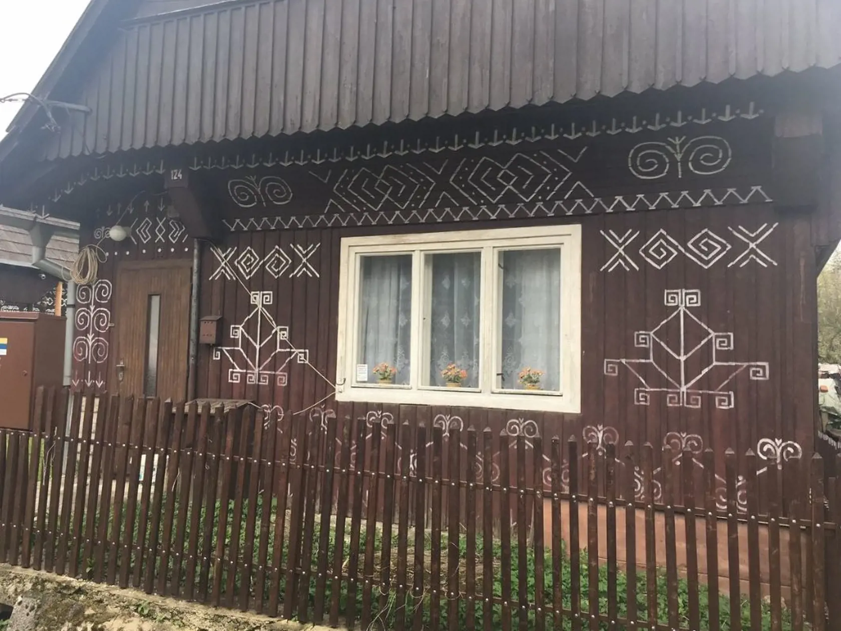 V rázovitej obci Čičmany, ktorá je vyhlásená za pamiatkovú rezerváciu, spravuje Považské múzeum dve drevenice – Radenov dom a Dom č. 42. V oboch sa nachádzajú expozície sprítomňujúce život našich predkov, ktorý mal v Čičmanoch svoje jedinečné špecifiká neopakovateľné nikde vo svete.