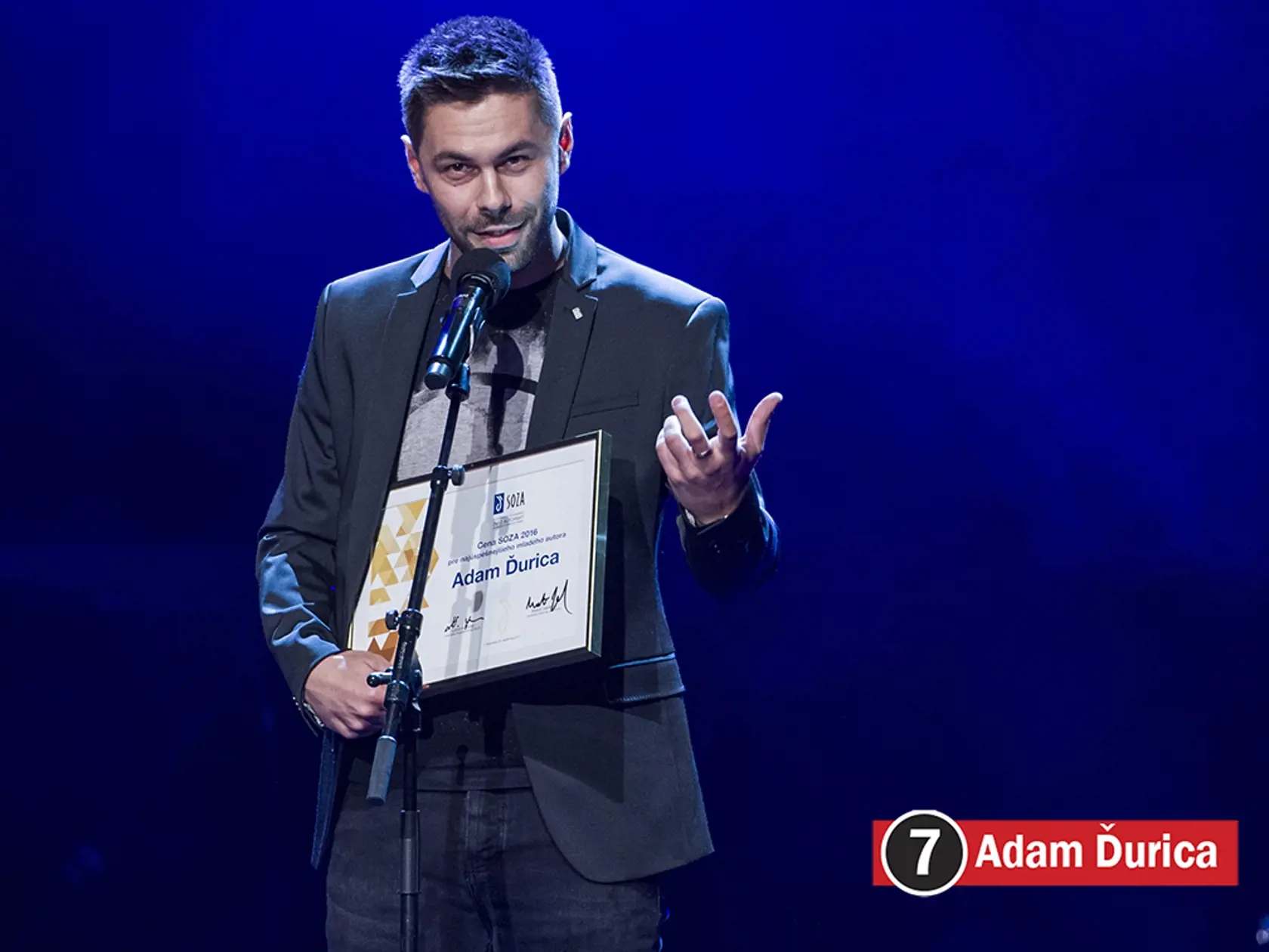 Na snímke Adam Ďurica s cenou  SOZA  pre najhranejšieho domáceho interpreta do 30 rokov  počas slávnostného odovzdávania Cien SOZA za rok 2016 v Bratislave 28. septembra 2017.  FOTO TASR - Michal Svítok