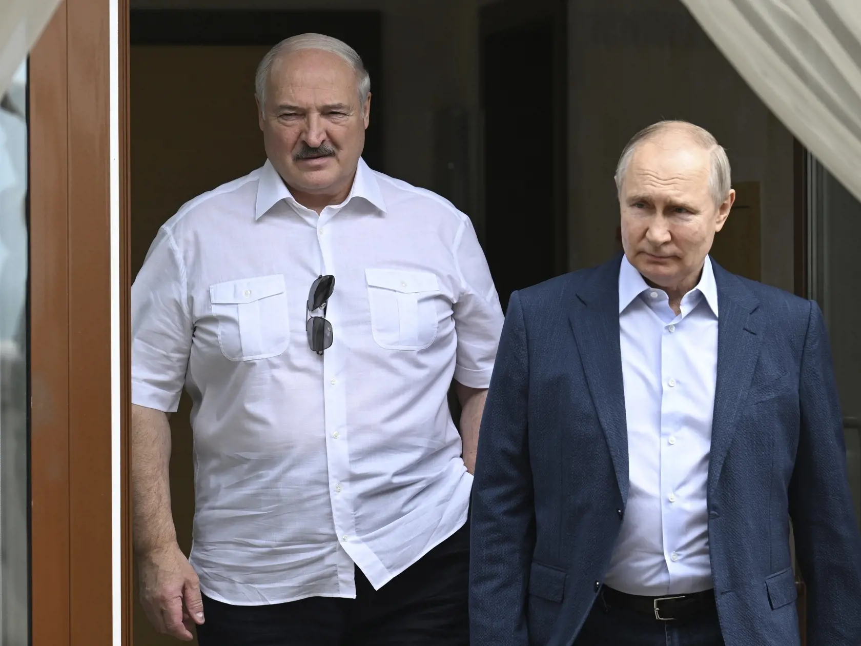 Na snímke sprava ruský prezident Vladimir Putin a bieloruský prezident Alexander Lukašenko počas stretnutia v rezidencii Bočarov Ručej v prímorskom letovisku na Kryme v rezorte Soči 9. júna 2023.