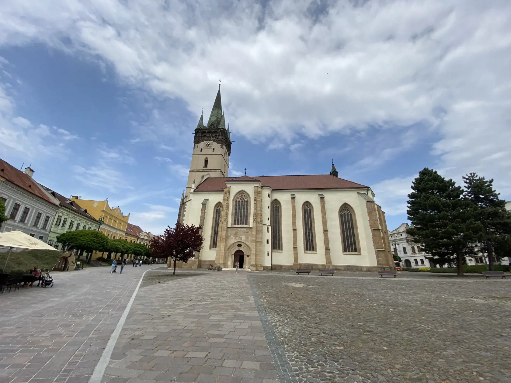 Prešov má viac ako 90-tisíc obyvateľov, narodilo sa tu mnoho významných či známych osobností. Historické jadro mesta je národnou kultúrnou pamiatkou.