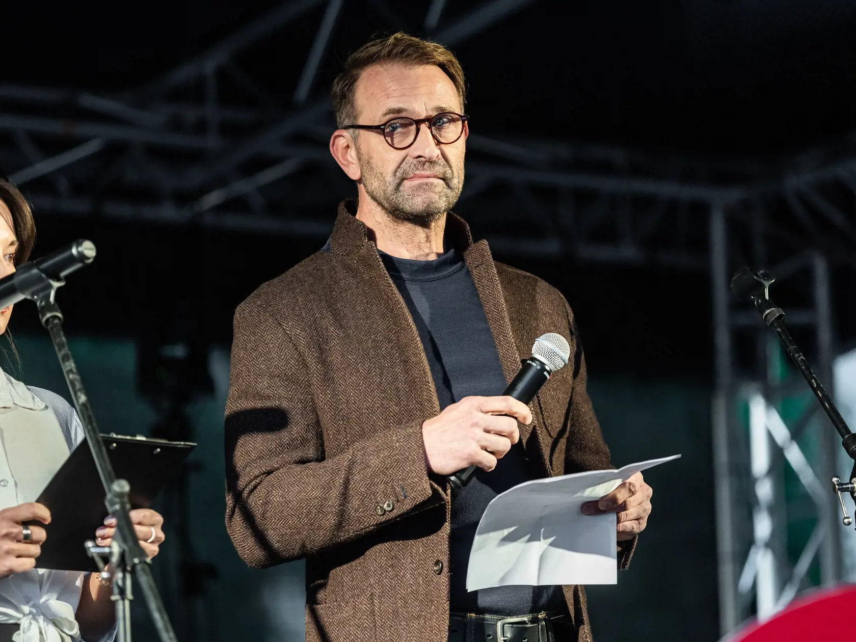 Protest na podporu kultúrneho štrajku: Pred davom rečnil aj herec Tomáš Maštalír.