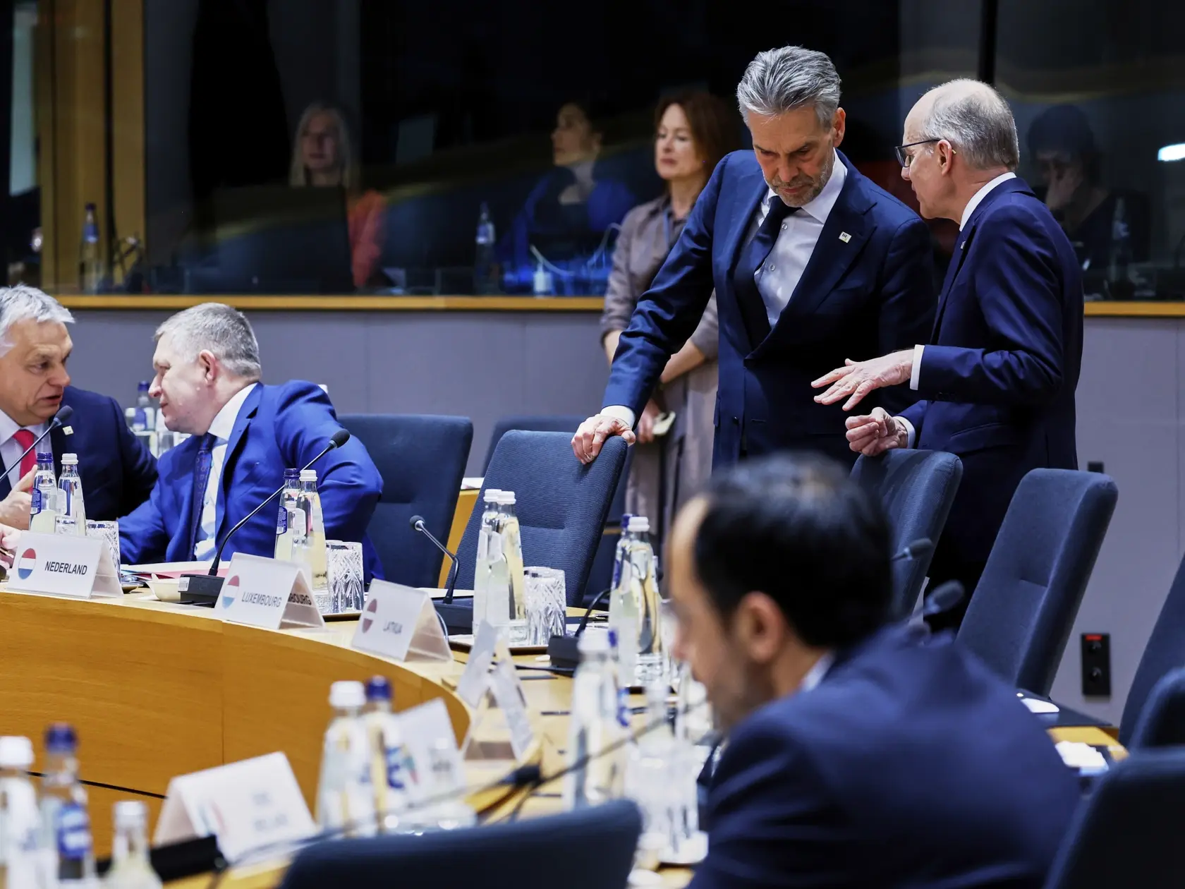 Na snímke zľava maďarský premiér Viktor Orbán, slovenský premiér Robert Fico, luxemburský premiér Luc Frieden a holandský premiér Dick Schoof diskutujú na summite EÚ v Bruseli vo štvrtok 20. marca 2025.