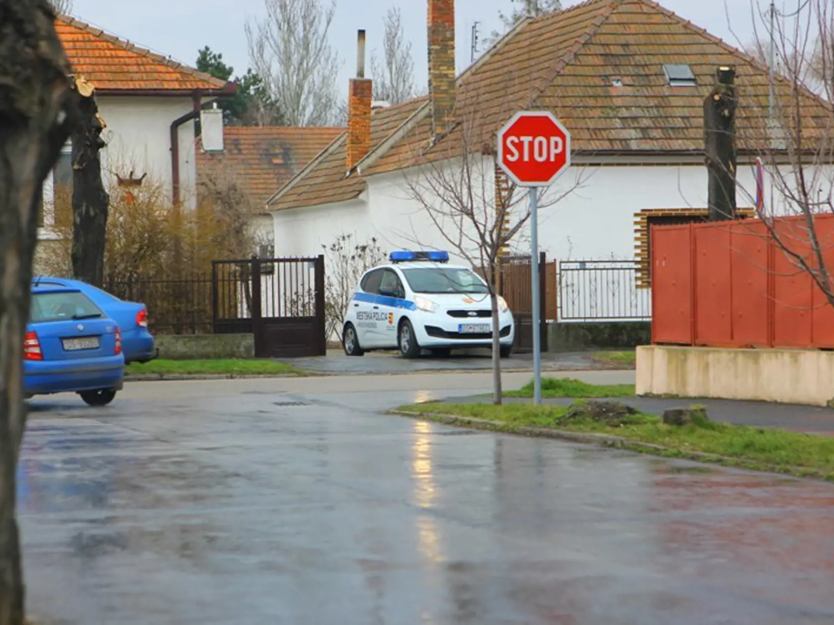 Policajná hliadka sa stratila vo dvore sídla oblastného futbalu. Čo riešili policajti 20 minút u futbalových funkcionárov, nevedno.