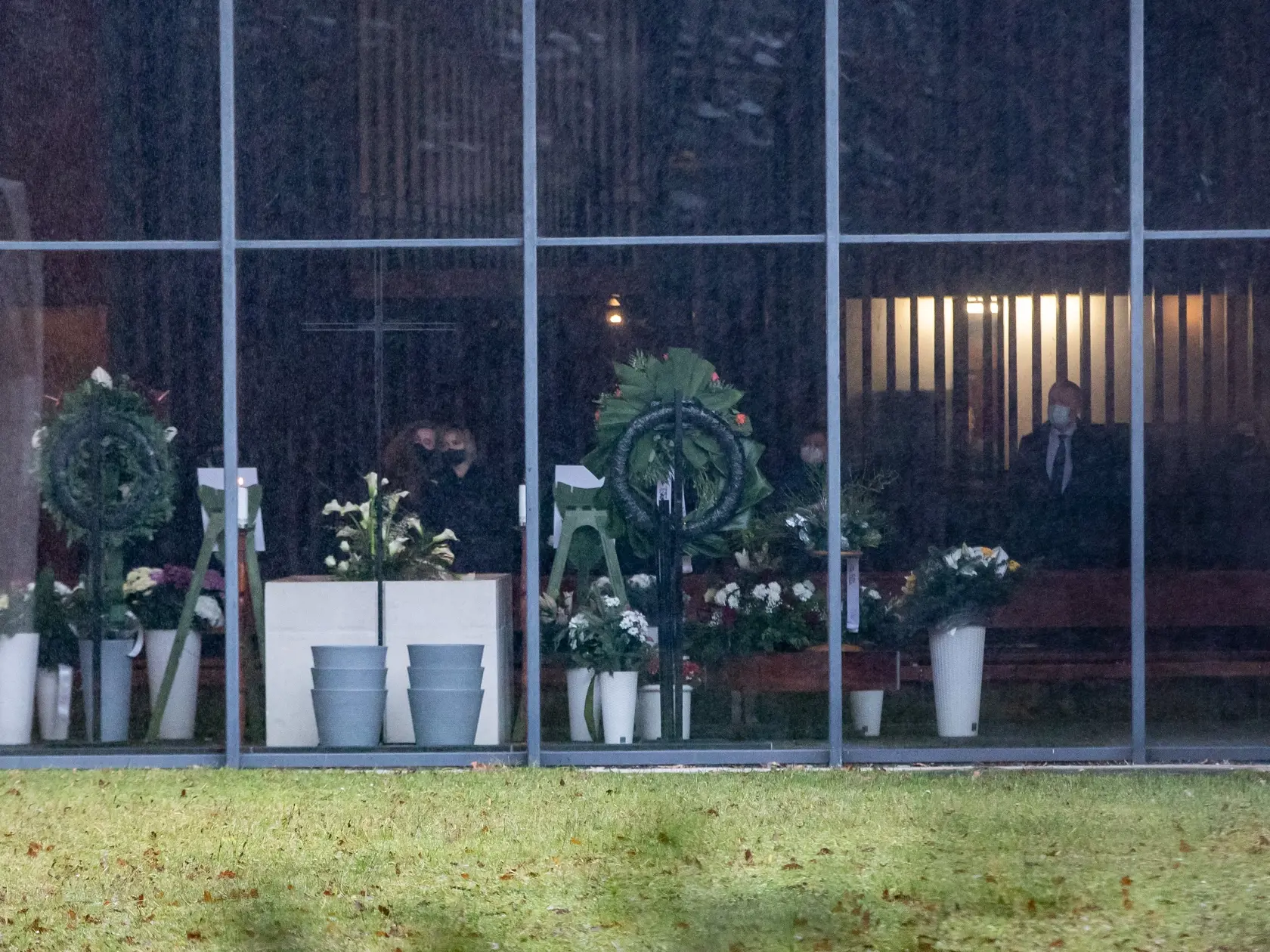 Posledná rozlúčka s hercom Štefanom Kožkom (†66) v bratislavskom Krematóriu. Manželke Zuzane Skopálovej bola oporou dcéra Rebecca (pred vystavenou rakvou).