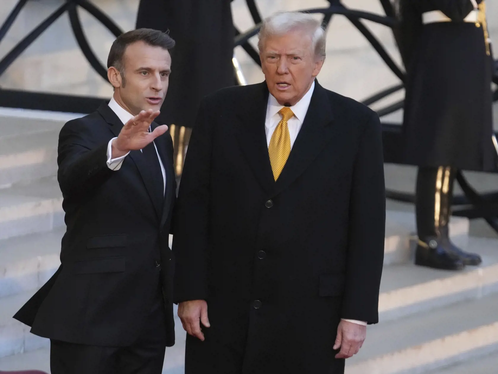 Francúzsky prezident Emmanuel Macron (vľavo) sa zdraví so zvoleným americkým prezidentom Donaldom Trumpom pred ich stretnutím v Elyzejskom paláci v Paríži 7. decembra 2024.