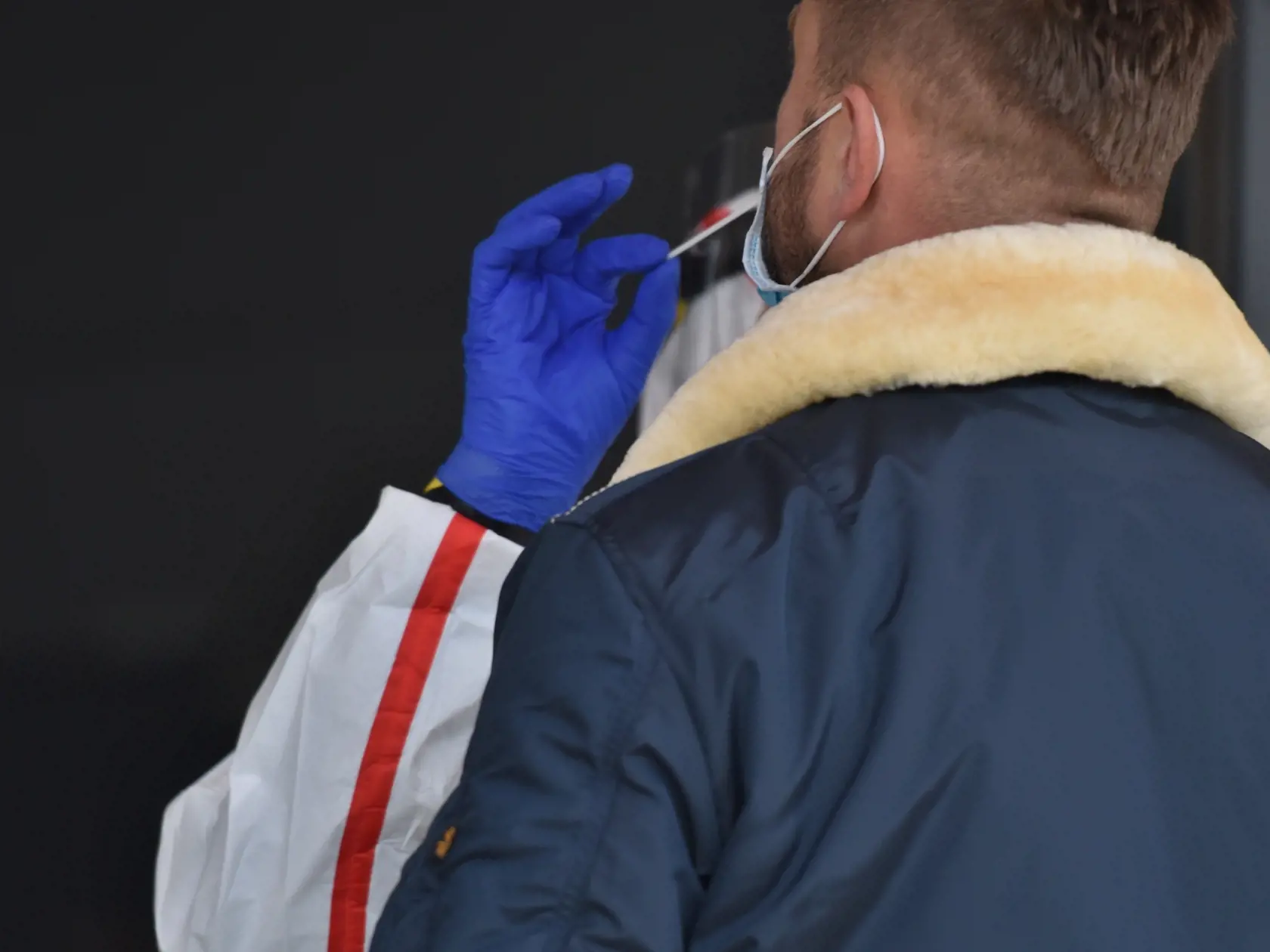 Na snímke bezplatné antigénové testovanie na prítomnosť nového koronavírusu pred kinom Hviezda v Trnave v sobotu 14. novembra 2020. FOTO TASR - Lukáš Grinaj