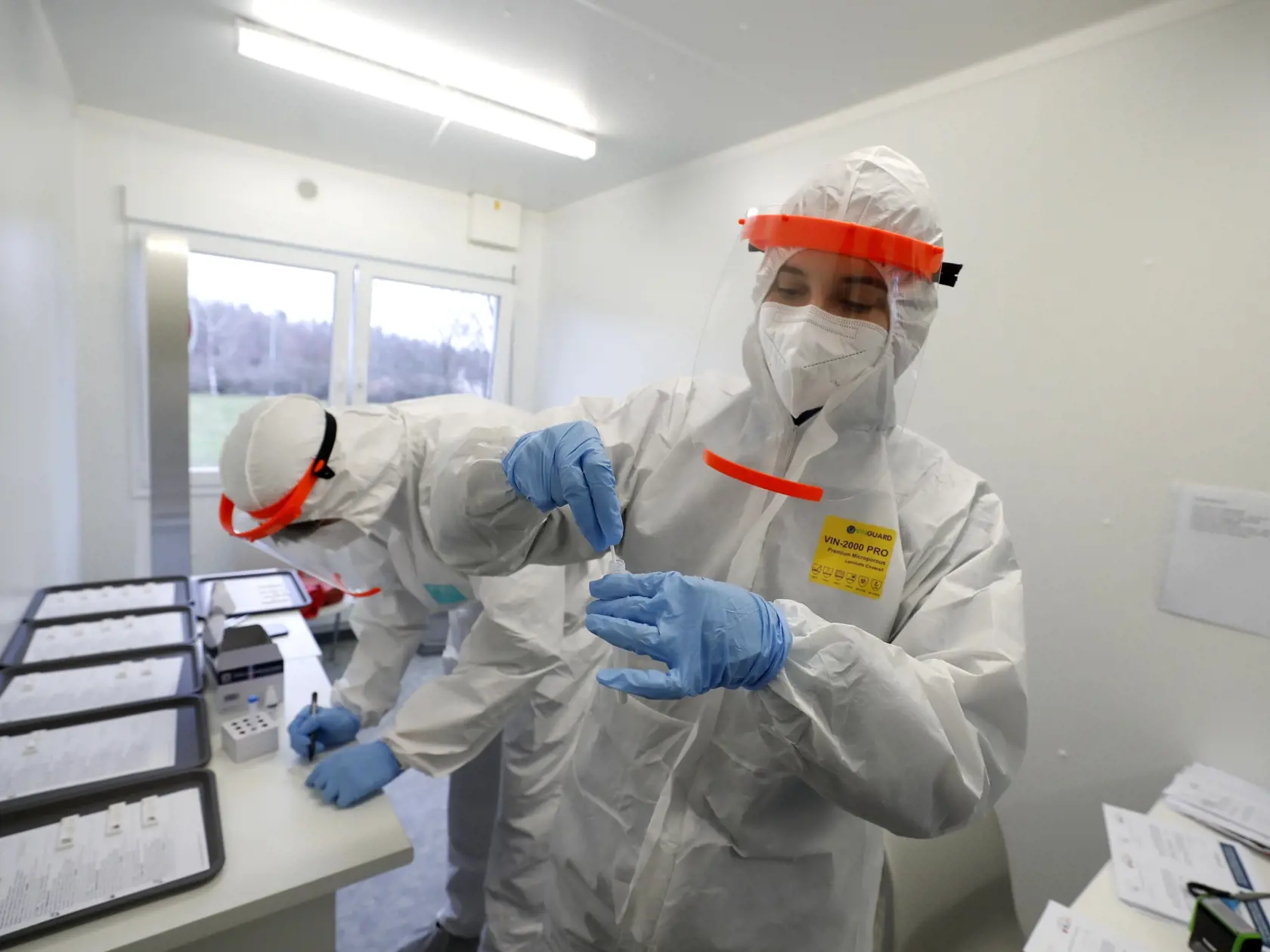 JB 31 Praha - Zdravotníci v ochranných oblekoch vyšetrujú odobraté vzorky počas testovania antigénovými testami v Prahe 16. decembra 2020. V Česku sa na 170 miestach začne dobrovoľné antigénové testovanie na COVID-19. Vykoná sa až 60.000 testov denne. FOTO TASR/AP 

Medical workers examine the rapid antigen tests for the coronavirus in Prague, Czech Republic, Wednesday, Dec. 16, 2020. The voluntary testing that is free of charge has started on Wednesday at hundreds of sites across the country an