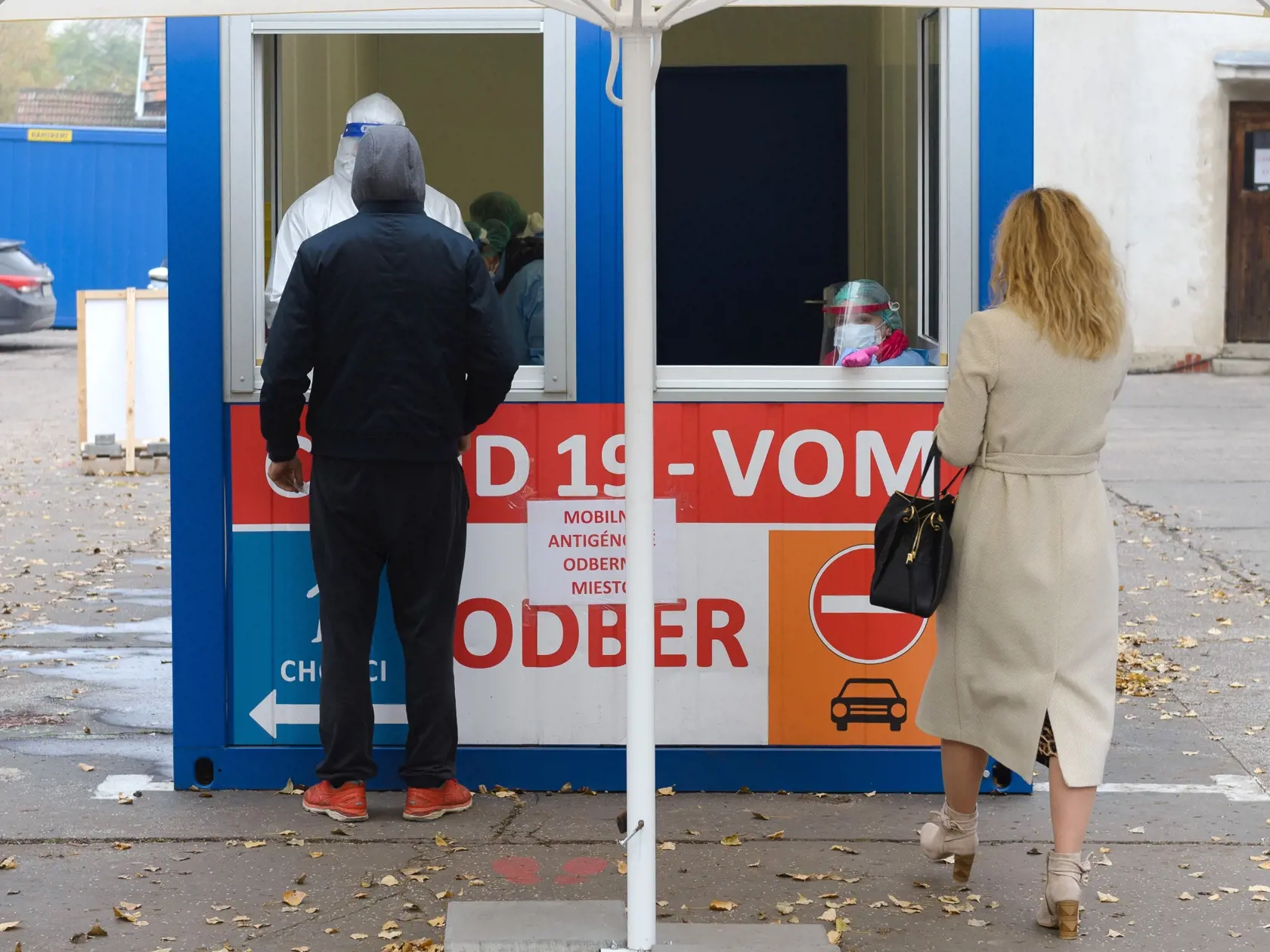 V Nitre od pondelka 9. novembra 2020 funguje mobilné odberové miesto na antigénové testovanie (na snímke). Ministerstvo zdravotníctva ho zriadilo na Špitálskej ulici číslo 6. Ľudia sa tu môžu dať otestovať od 10. do 15. hodiny. FOTO TASR - Henrich Mišovič