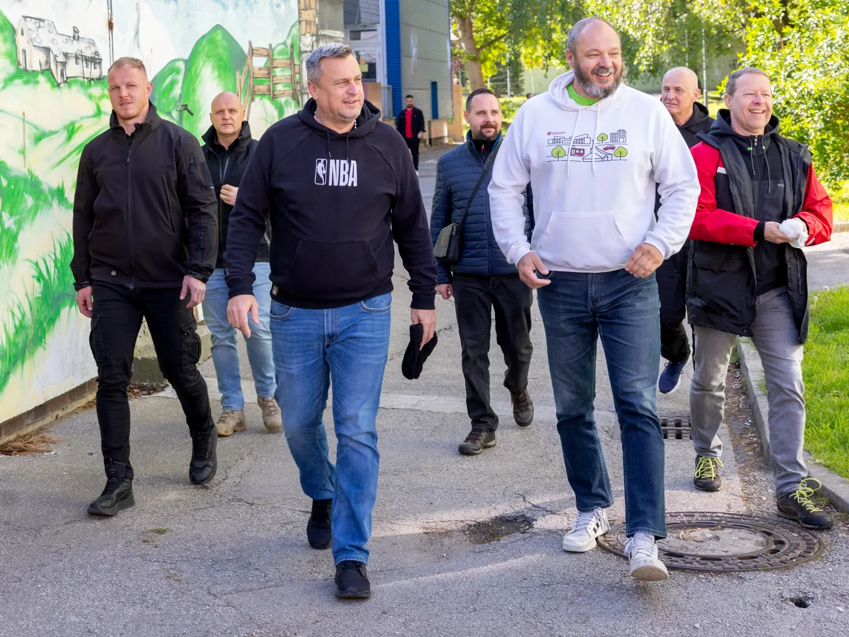 Podpredseda NR SR Andrej Danko v rámci Dňa Zeme pomphal s upratovaním verejného priestranstva pred nákupným centrom Saratov v bratislavskej Dúbravke. Symbolicky tak odčinil aj zničený semafor, ktorý poškodil pri dopravnej nehode.