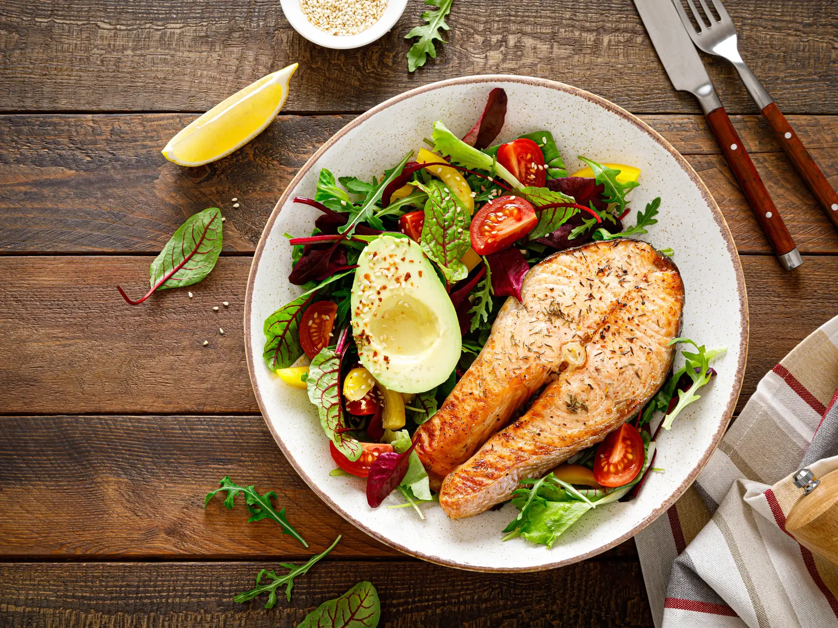 Slováci dlhodobo zaostávajú v konzumácii rýb. Pritom taký losos patrí medzi ryby s najlepším obsahom omega-3 nenasýtených mastných kyselín. Rybí tuk podporuje tvorbu bunkových membrán, čo vedie k lepšiemu zadržiavaniu vlhkosti v pokožke.