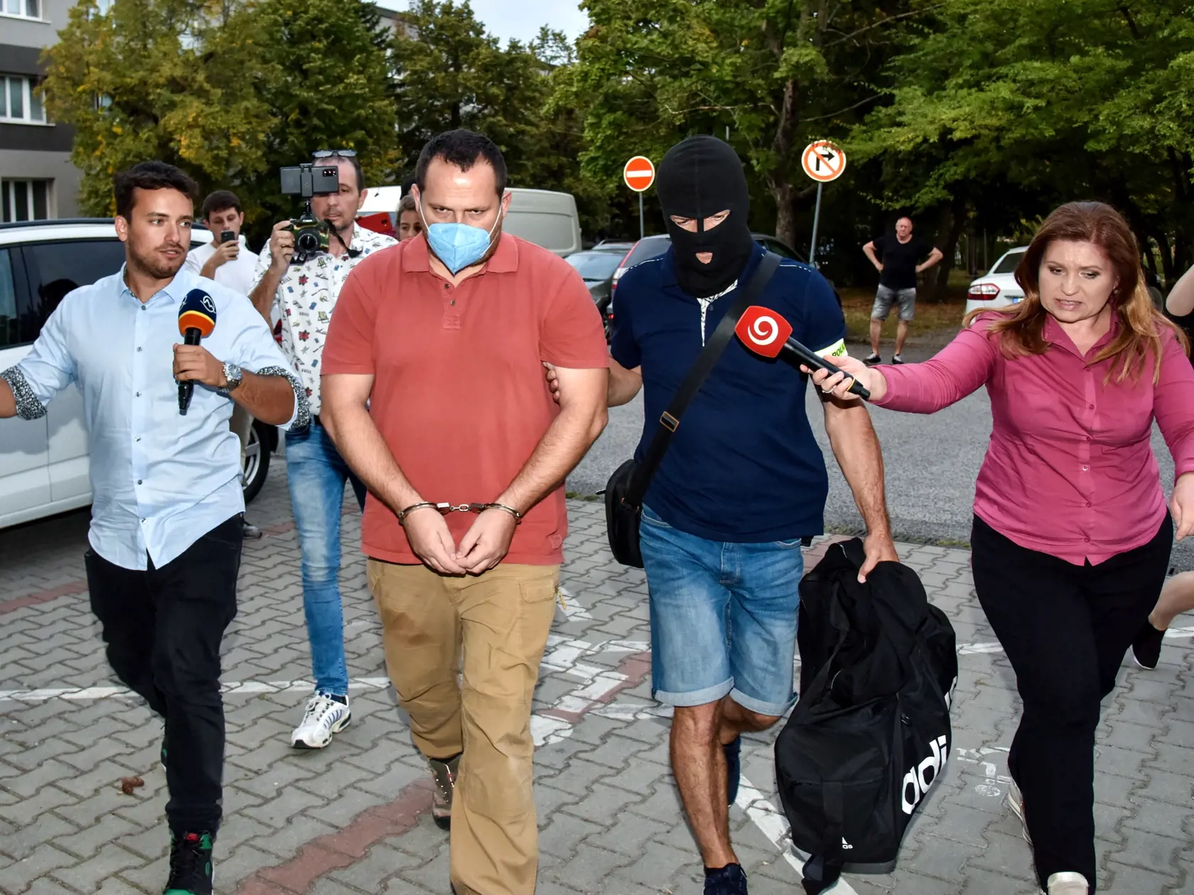 Sudca pre prípravné konanie Okresného súdu (OS) Bratislava III bude v stredu podvečer rozhodovať o návrhu prokurátora Krajskej prokuratúry (KP) v Bratislave stíhať osoby zadržané v rámci akcie Úradu inšpekčnej služby (ÚIS). Na snímke zadržaný Pavol Ď. prichádza v sprievode polície na Okresný súd (OS) Bratislava III, 15. septembra 2021 v Bratislave. FOTO TASR - Pavol Zachar