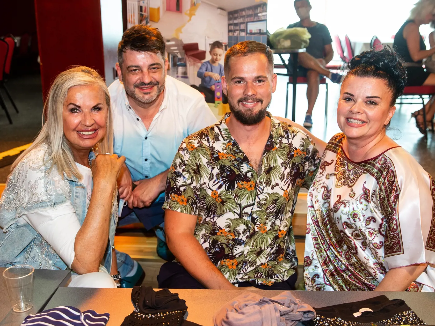 Jadranka Handlovská na fotke s Evou Mázikovou a komikom Ferom Jokeom.