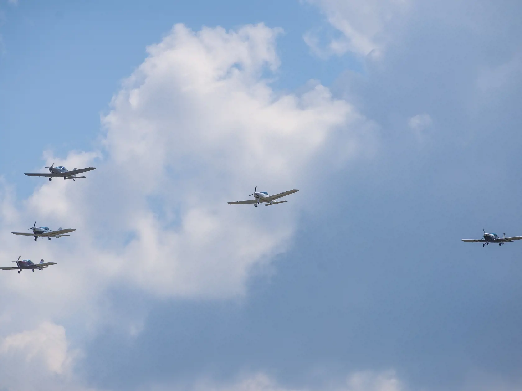 Na snímke ľahké lietadlá Tomark SD4 Viper a Skyper prilietajú na dráhu letiska M. R. Štefánika pri príležitosti 140. výročia narodenia generála M. R. Štefánika. Piloti ľahkých lietadiel absolvovali prelet nad Bratislavou za účasti štátneho tajomníka ministerstva dopravy a výstavby SR Jaroslava Kmeťa a pranetere Štefánika Tamary Dudášovej. FOTO TASR – Jakub Kotian