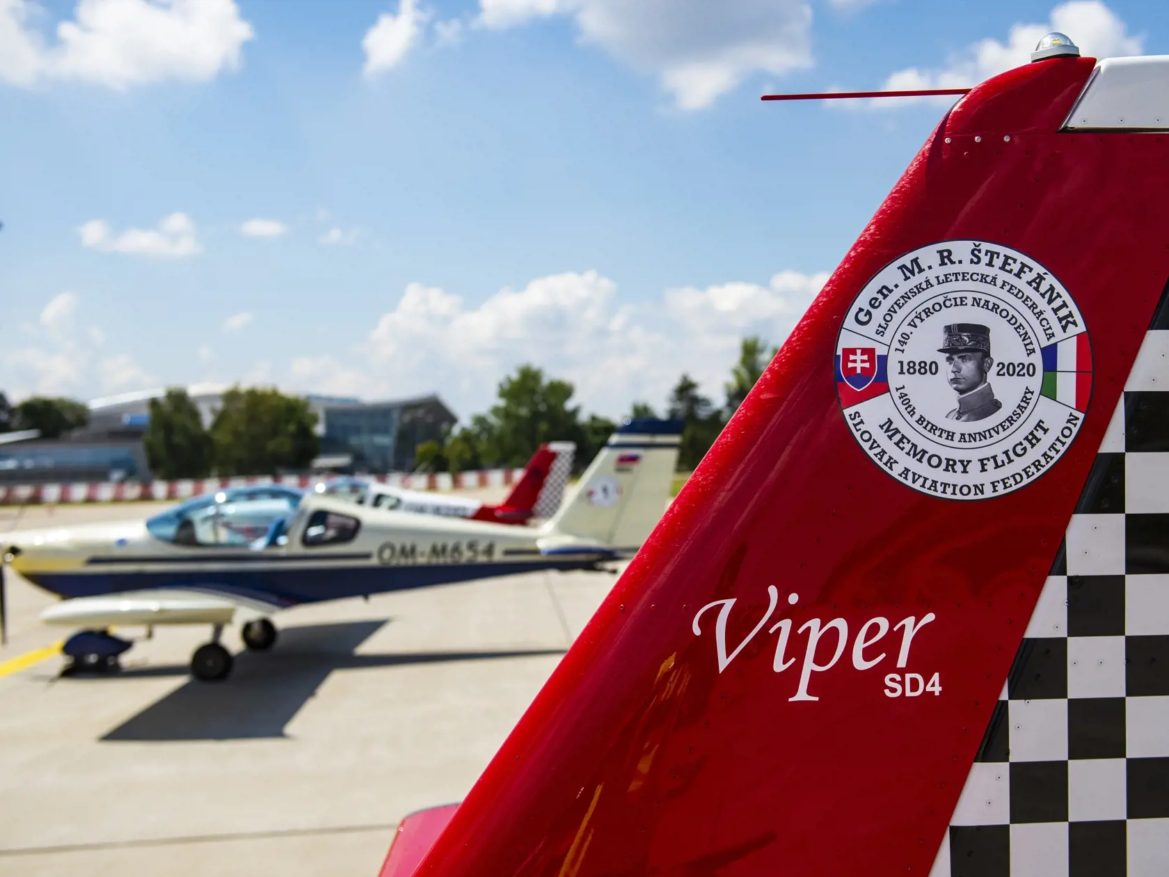 Na snímke ľahké lietadlá Tomark SD4 Viper a Skyper na dráhe letiska M. R. Štefánika pri príležitosti 140. výročia narodenia generála M. R. Štefánika v pondelok 20. júla 2020. Piloti ľahkých lietadiel absolvovali prelet nad Bratislavou za účasti štátneho tajomníka ministerstva dopravy a výstavby SR Jaroslava Kmeťa a pranetere Štefánika Tamary Dudášovej. FOTO TASR – Jakub Kotian