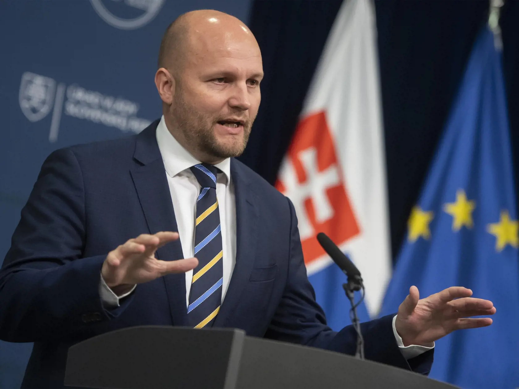 Na snímke minister obrany Jaroslav Naď (OĽANO) poskytuje vyhlásenie k incidentu v Poľsku pred 118. zasadnutím vlády SR v Bratislave v stredu 16. novembra 2022. V utorok o 15. 40 h. zasiahla raketa poľnohospodársky objekt v poľskej obci Przewodów, približne šesť kilometrov od ukrajinských hraní. Pri jej dopade zahynuli podľa poľského ministerstva zahraničných vecí dvaja ľudia. FOTO TASR - Martin Baumann