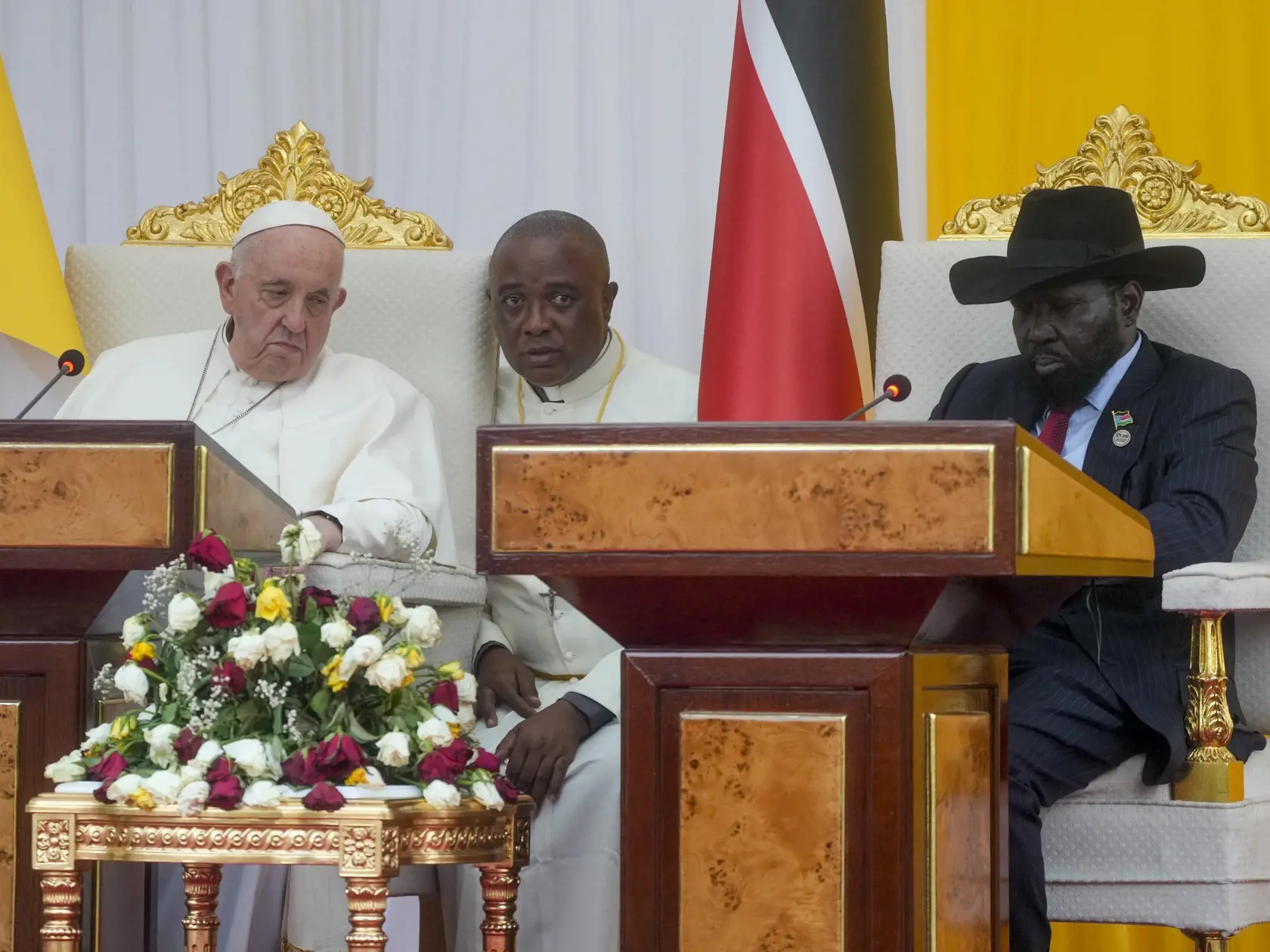 Pápež František (vľavo) a prezident Južného Sudánu Salva Kiir rozprávajú počas ich stretnutia v prezidentskom paláci v Džube 3. februára 2023. Pápež František pricestoval v piatok na trojdňovú návštevu Južného Sudánu, aby podporil mier a zmierenie v tejto najmladšej krajine sveta. Južný Sudán trápia pozostatky občianskej vojny a extrémna chudoba.