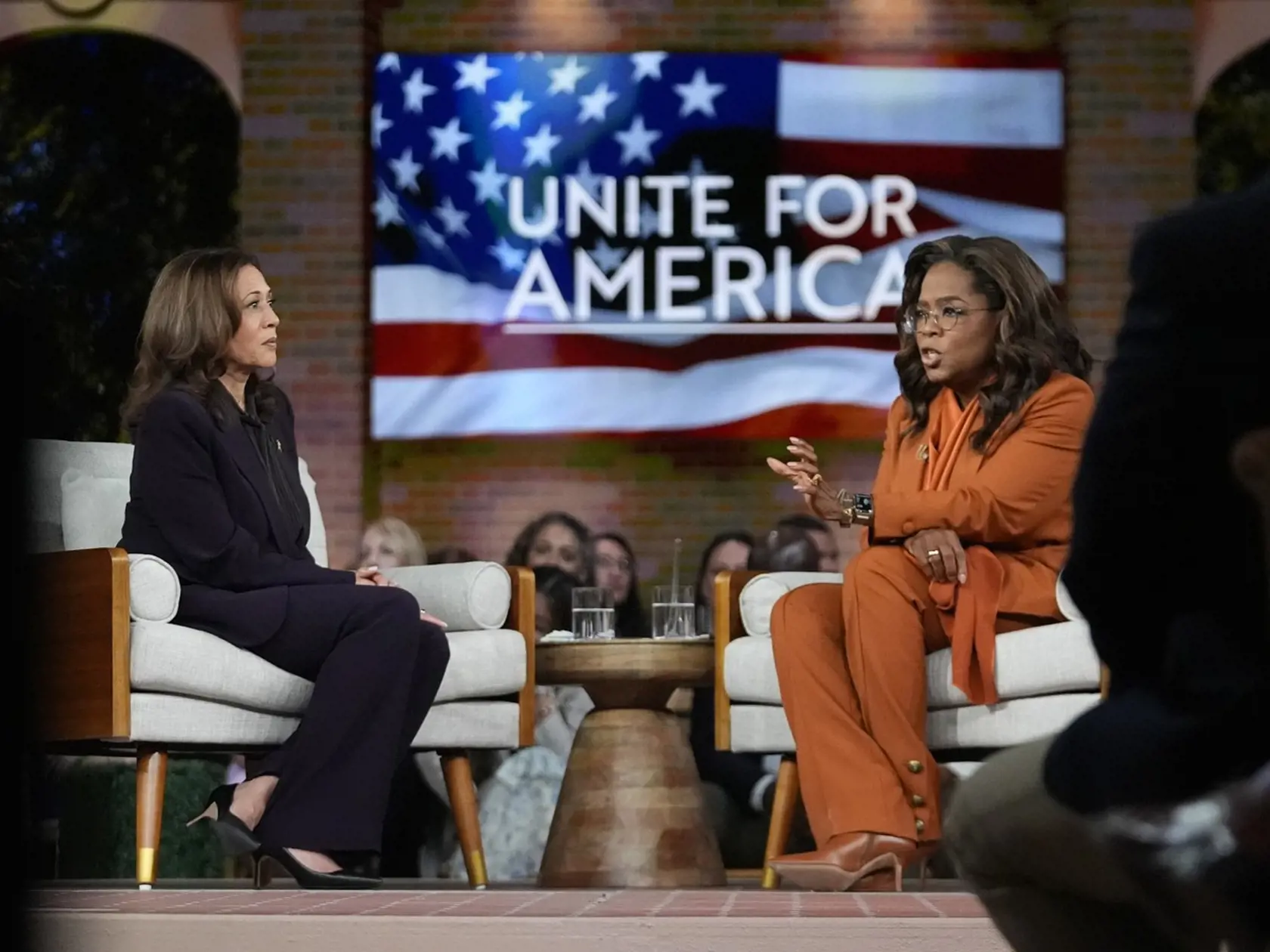 Kamala Harrisová počas podujatia "Jednotne pre Ameriku" s najznámejšou americkou televíznou moderátorkou Oprah Winfreyovou 20. septembra 2024.