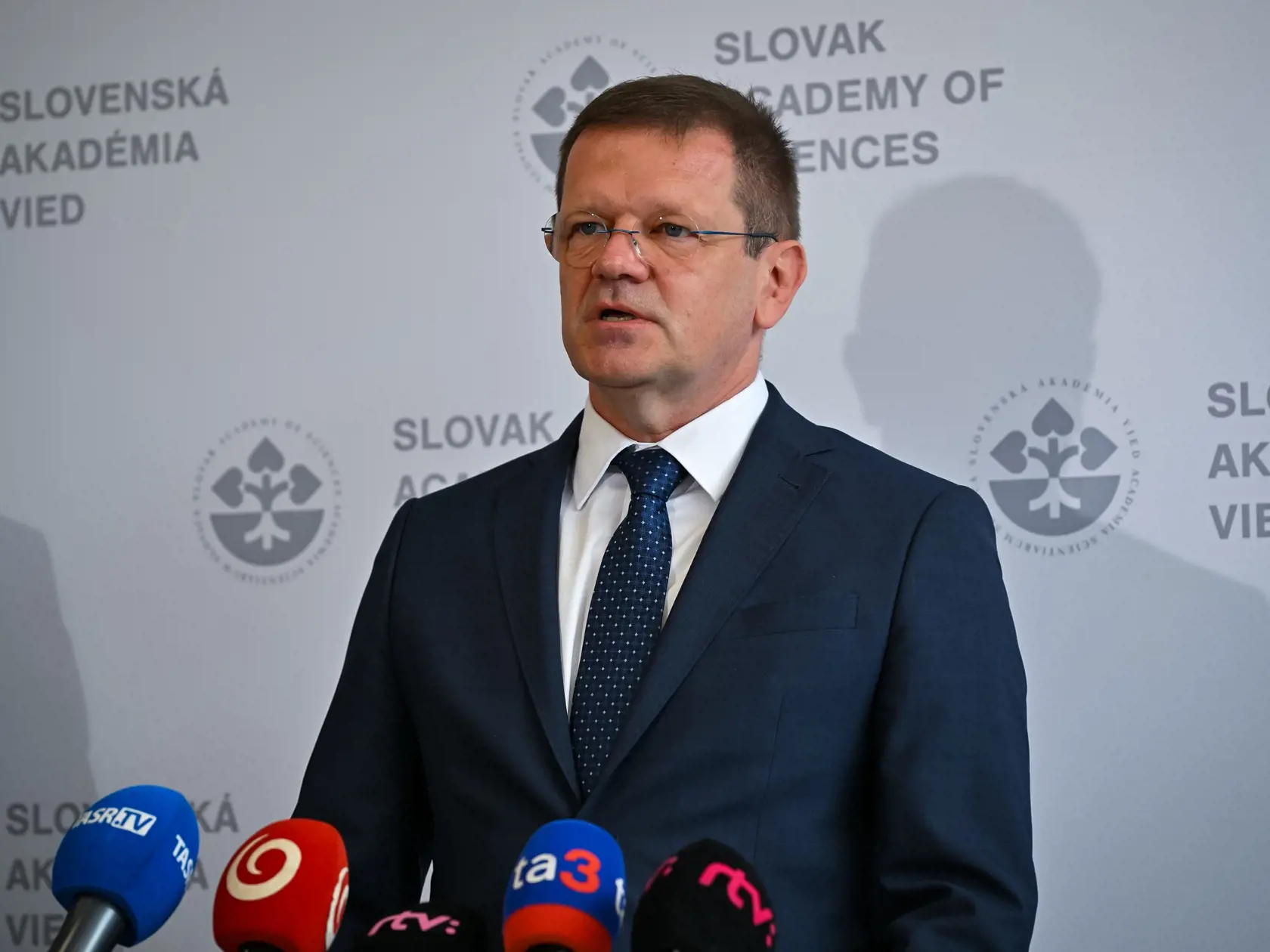 Na snímke podpredseda vlády pre plán obnovy a odolnosti a využívanie eurofondov Peter Kmec (Hlas-SD) počas tlačovej konferencie k predstaveniu finančného stimulu pre Slovenskú akadémiu vied (SAV) v pondelok 1. júla 2024 v Bratislave. FOTO TASR - Pavol Zachar