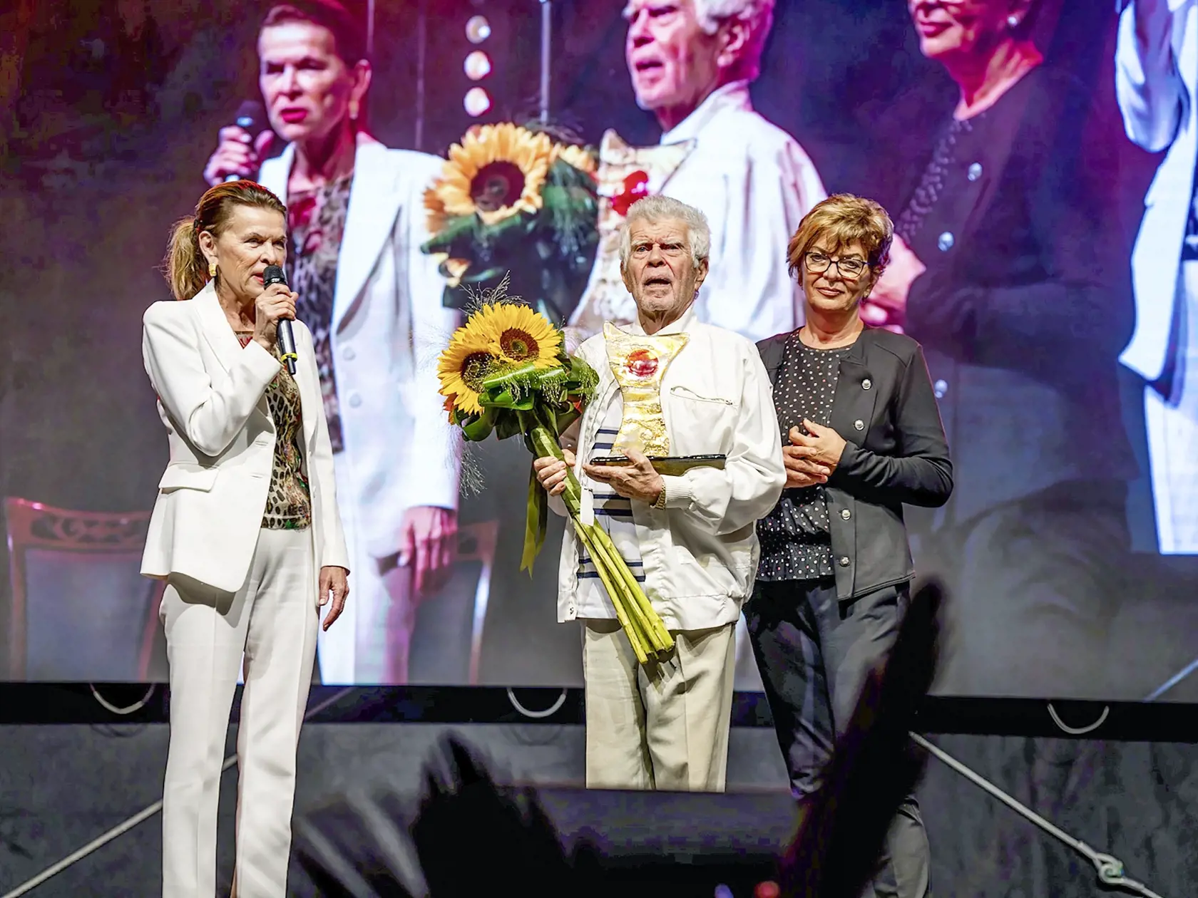 August 2022: Oldo Hlaváček dostal na Muzikálovom festivale Jozefa Bednárika cenu Brusnianska brusnica.