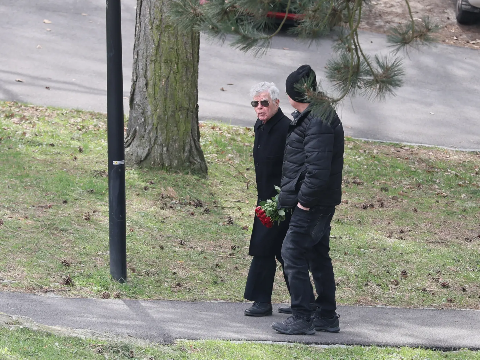 Oldo Hlaváček sa po dlhej dobe ukázal na verejnosti. Pred pár dňami sa navždy prišiel rozlúčiť s kolegom Vladimírom Obšilom v bratislavskom krematóriu. Spoločnoť mu robil jeho syn Ivo.