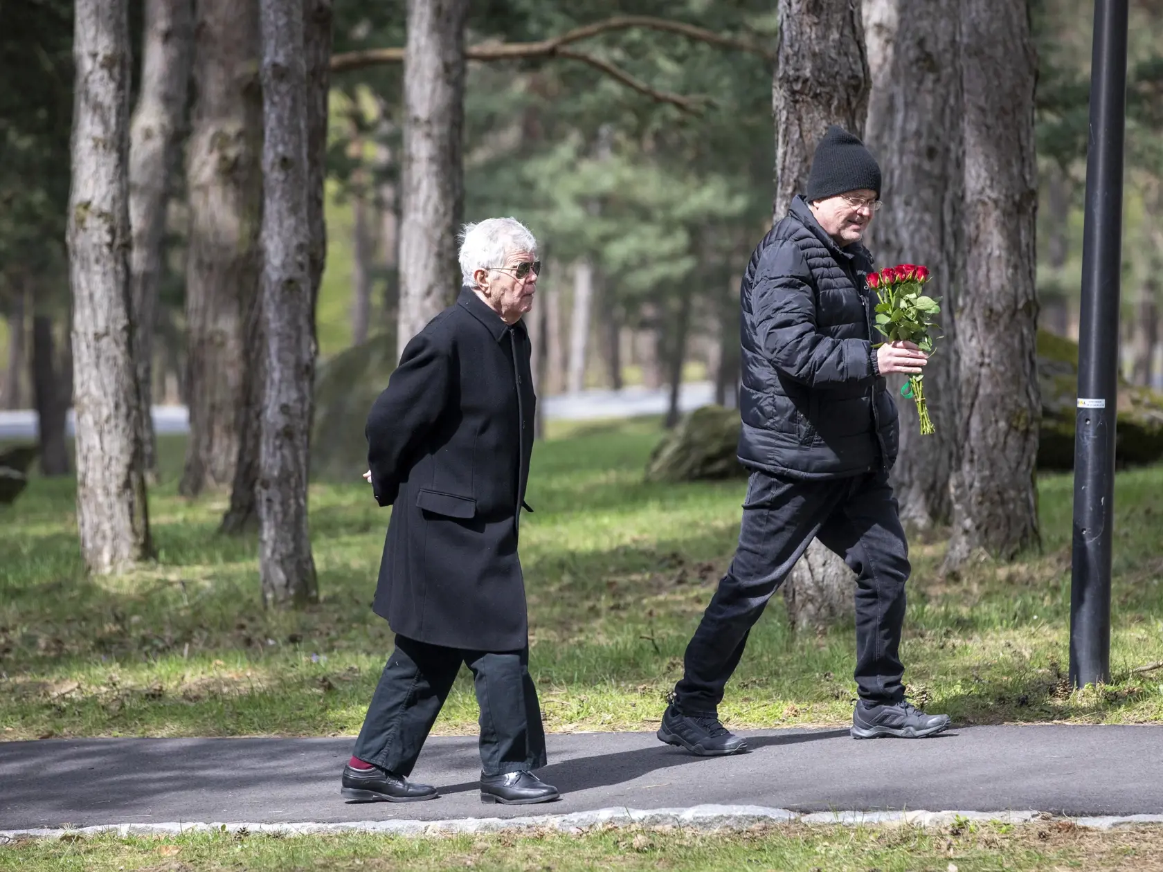 Oldo Hlaváček sa po dlhej dobe ukázal na verejnosti. Pred pár dňami sa navždy prišiel rozlúčiť s kolegom Vladimírom Obšilom v bratislavskom krematóriu. Spoločnoť mu robil jeho syn Ivo.