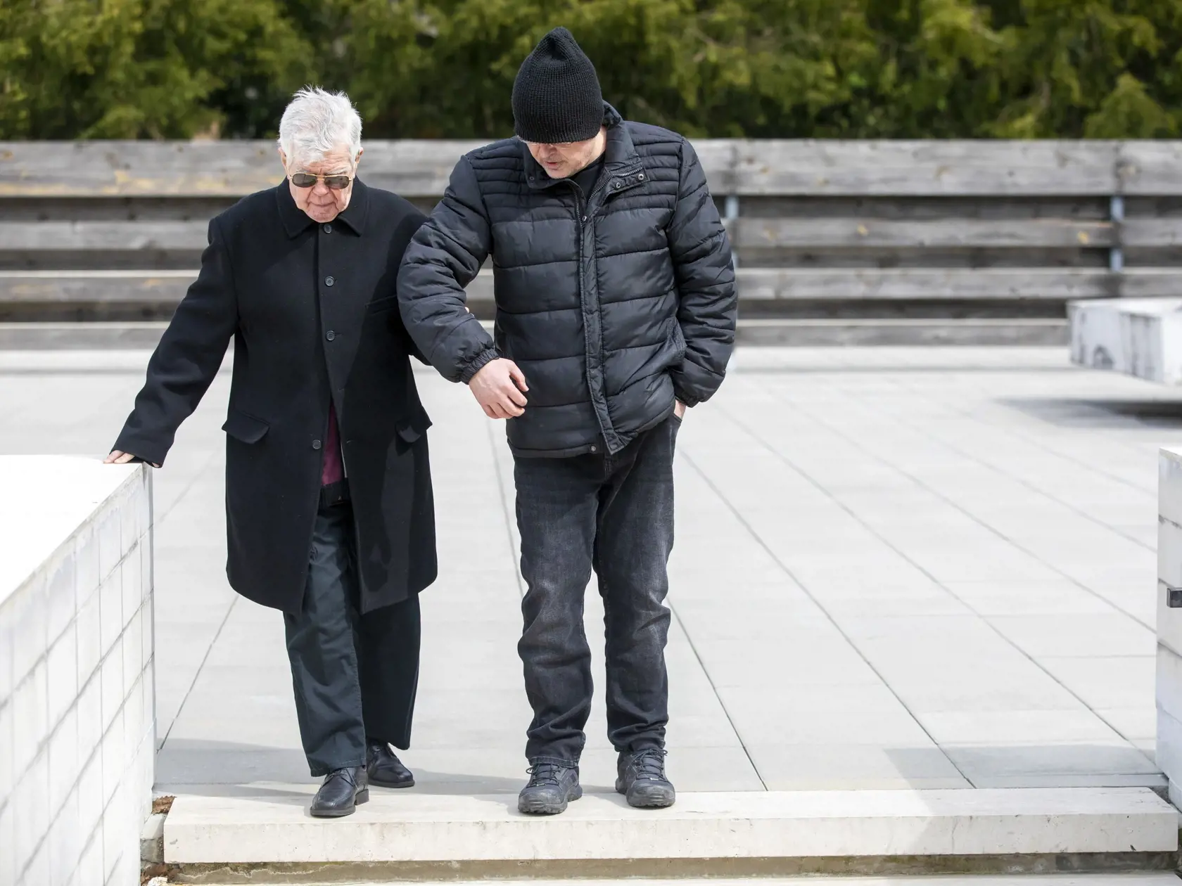 Oldo Hlaváček sa po dlhej dobe ukázal na verejnosti. Pred pár dňami sa navždy prišiel rozlúčiť s kolegom Vladimírom Obšilom v bratislavskom krematóriu. Spoločnoť mu robil jeho syn Ivo.