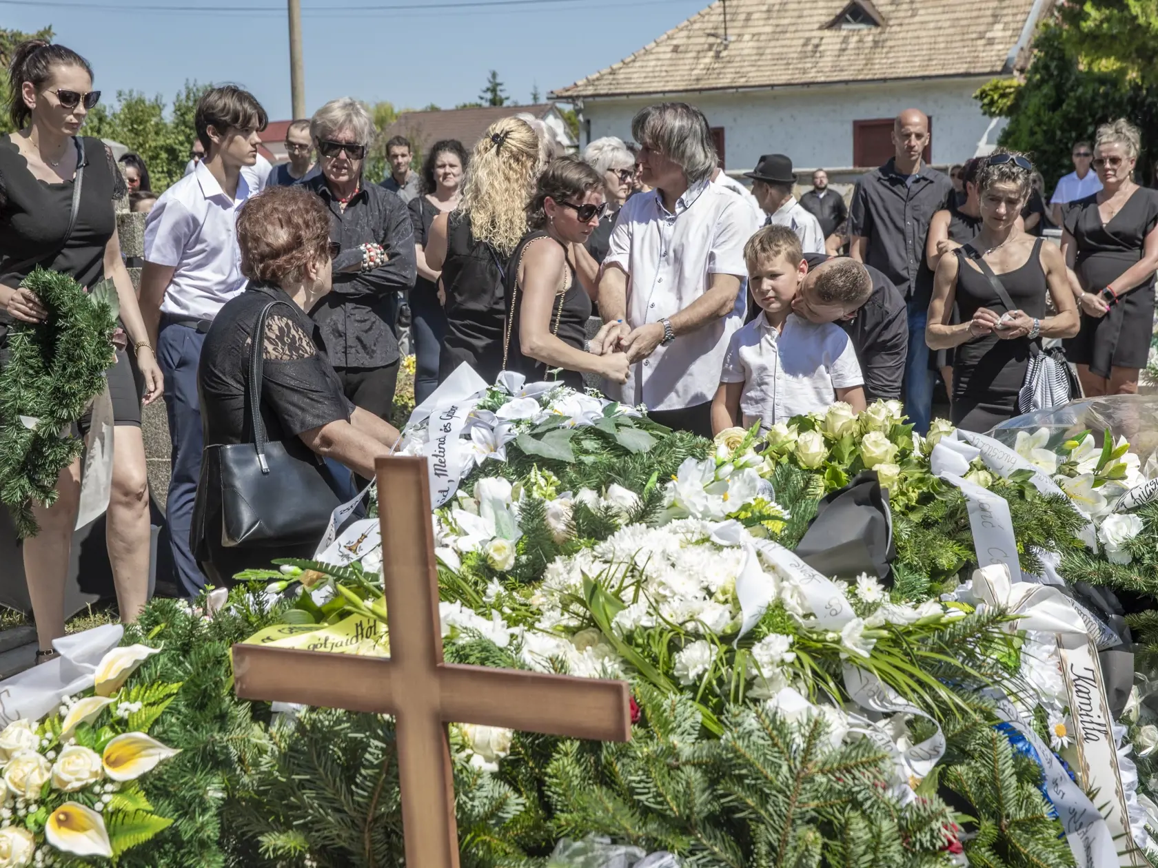 Na snímke je pohreb mladej ženy v Štúrove. Hádzanárke Cyntii, ktorú našli zabalenú v igelite, dnes povedali posledné zbohom.