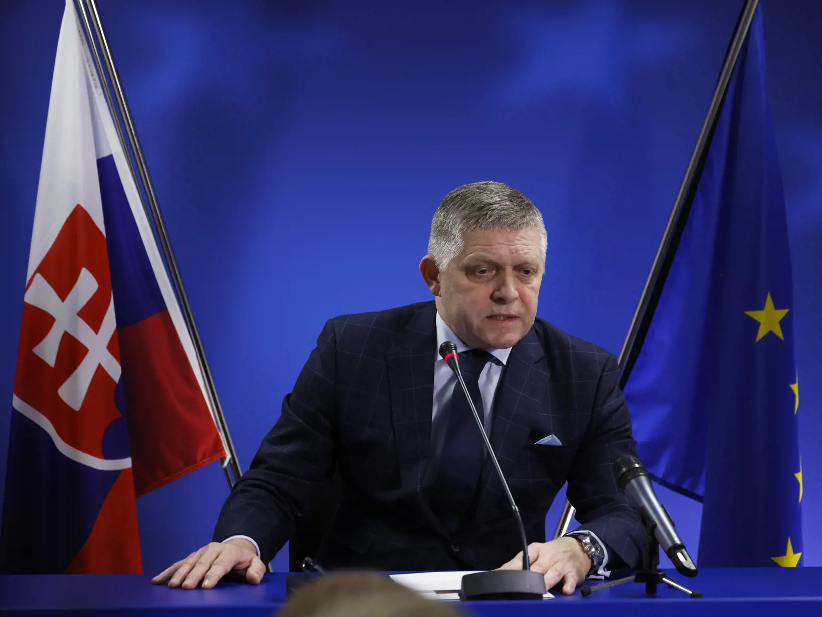 Slovenský premiér Robert Fico hovorí počas tlačovej konferencie po skončení summitu EÚ v Bruseli 19. decembra 2024.