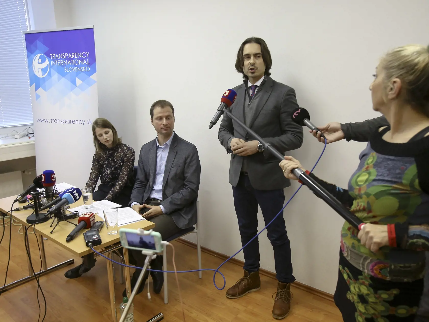 Zuzana Hlavkova sa podielala na priprave kulturnych akcii slovenskeho predsednictva na ministerstve zahranicnych veci. Ked sa tam zacali diať nekale veci, odisla. Teraz sa spolu s Transparency usiluje o vyvodenie zodpovednosti. 
Matej Drlicka
riaditel agentury Viva Musica! agency , Zuzana Hlavkova, Gabriel Sipos