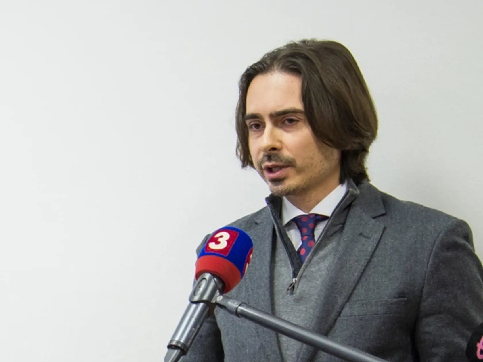 Zuzana Hlávková: So svojimi podozreniami sa obrátila na Transparency International Slovensko, na fotke s jej šéfom Gabrielom Šípošom. Matej Drlička, vpravo, vysvetľuje svoj pohľad na vec.