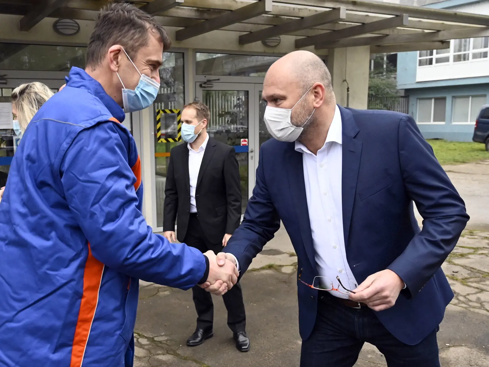V piatok 11. decembra 2020 navštívil elektrárne Vojany (EVO) minister hospodárstva SR a prvý podpredseda vlády pre ekonomiku SR Richard Sulík. Na snímke sprava minister hospodárstva SR Richard Sulík a generálny riaditeľ Slovenských elektrární (SE) Branislav Strýčeksi podavajú ruky po skončení návstevy elektrárne v obci Vojany, okres Michalovce. FOTO TASR - Roman Hanc