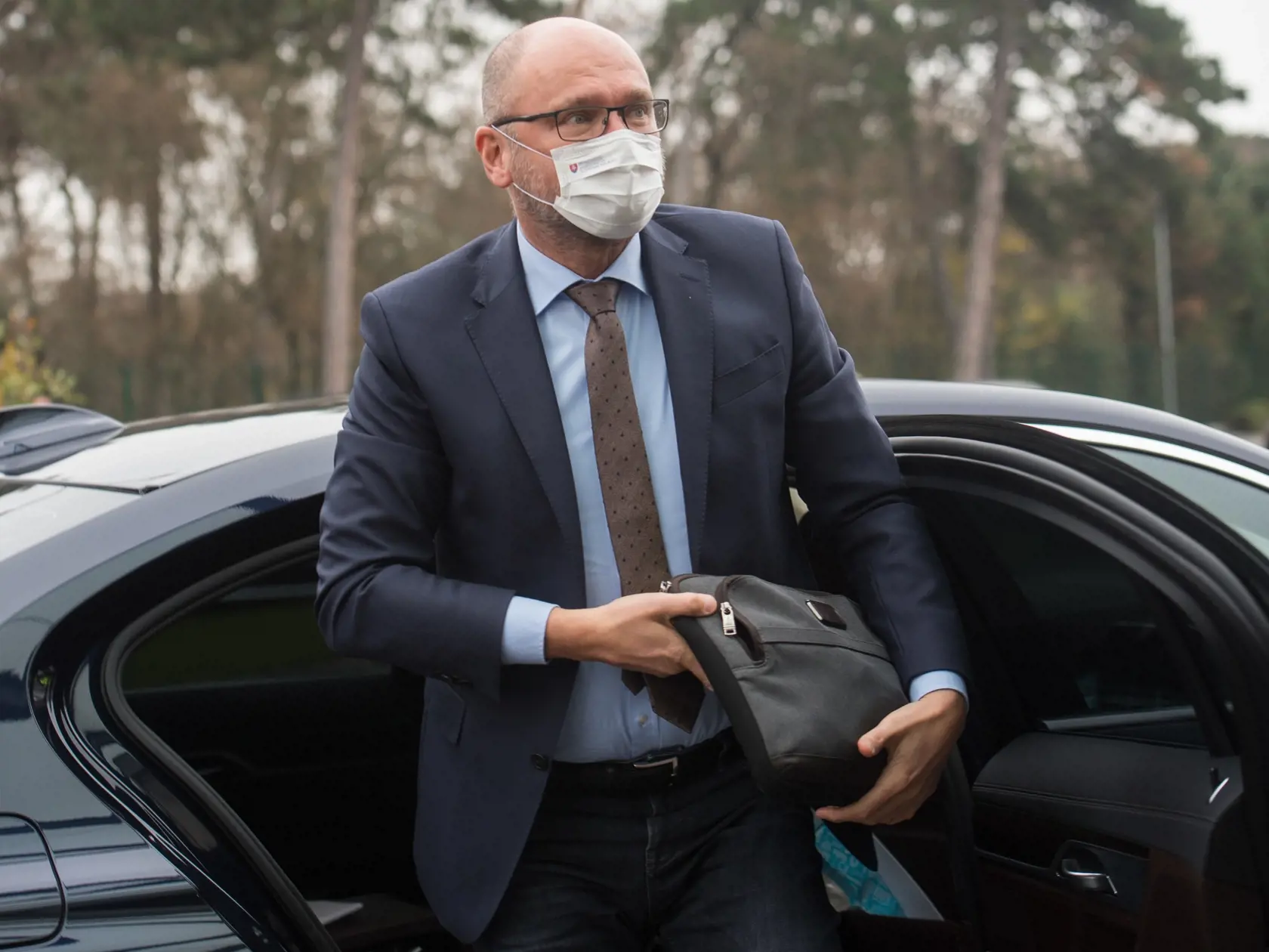 Na snímke vicepremiér a minister hospodárstva SR Richard Sulík prichádza na zasadnutie Ústredného krízového štábu 23. novembra 2020 v Bratislave. FOTO TASR - Martin Baumann

