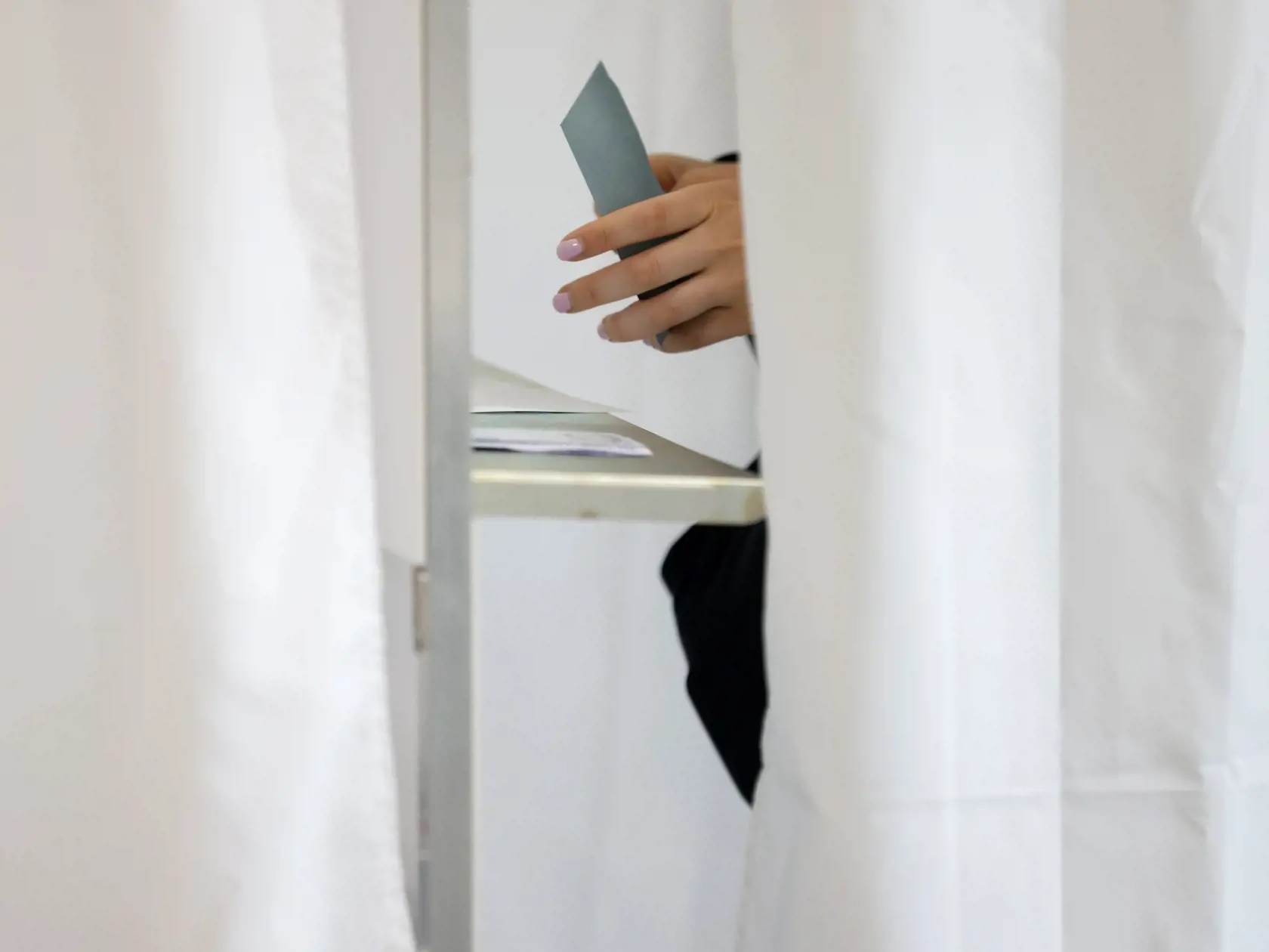 Volička vo volebnej miestnosti v Štrasburgu počas 1. kola predčasných parlamentných volieb vo Francúzsku v nedeľu 30. júna 2024. Predčasné voľby vyhlásil prezident Emmanuel Macron v reakcii na výsledky eurovolieb. Druhé kolo bude 7. júla.