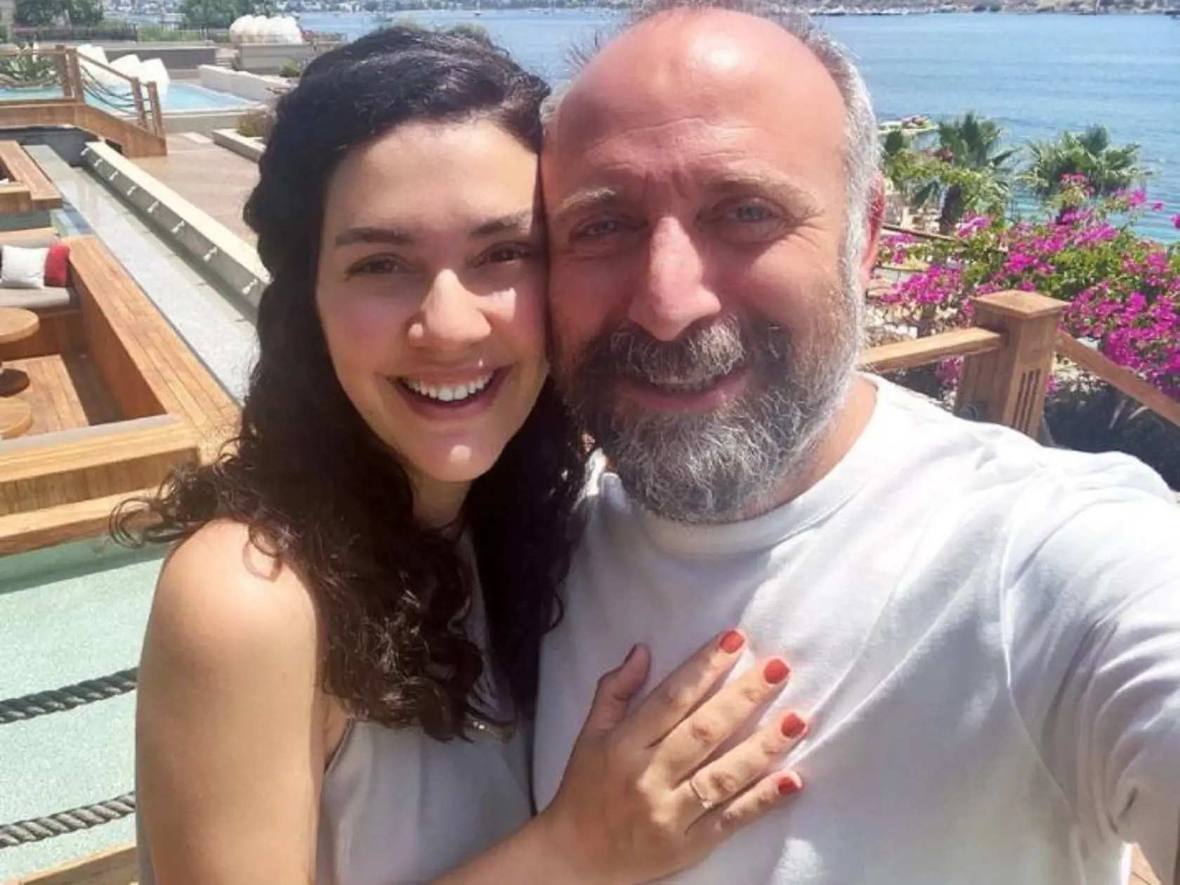 Herecký a manželský pár Bergüzar Korel a Halit Ergenç, ktorých Slováci poznajú z televíznych obrazoviek ako Šeherezádu a Onura z romantického seriálu Tisíc a jedna noc, sa len v apríli s fanúšikmi podelili o radostnú novinu, že čoskoro sa ich rodinka rozrastie o tretie dieťa.