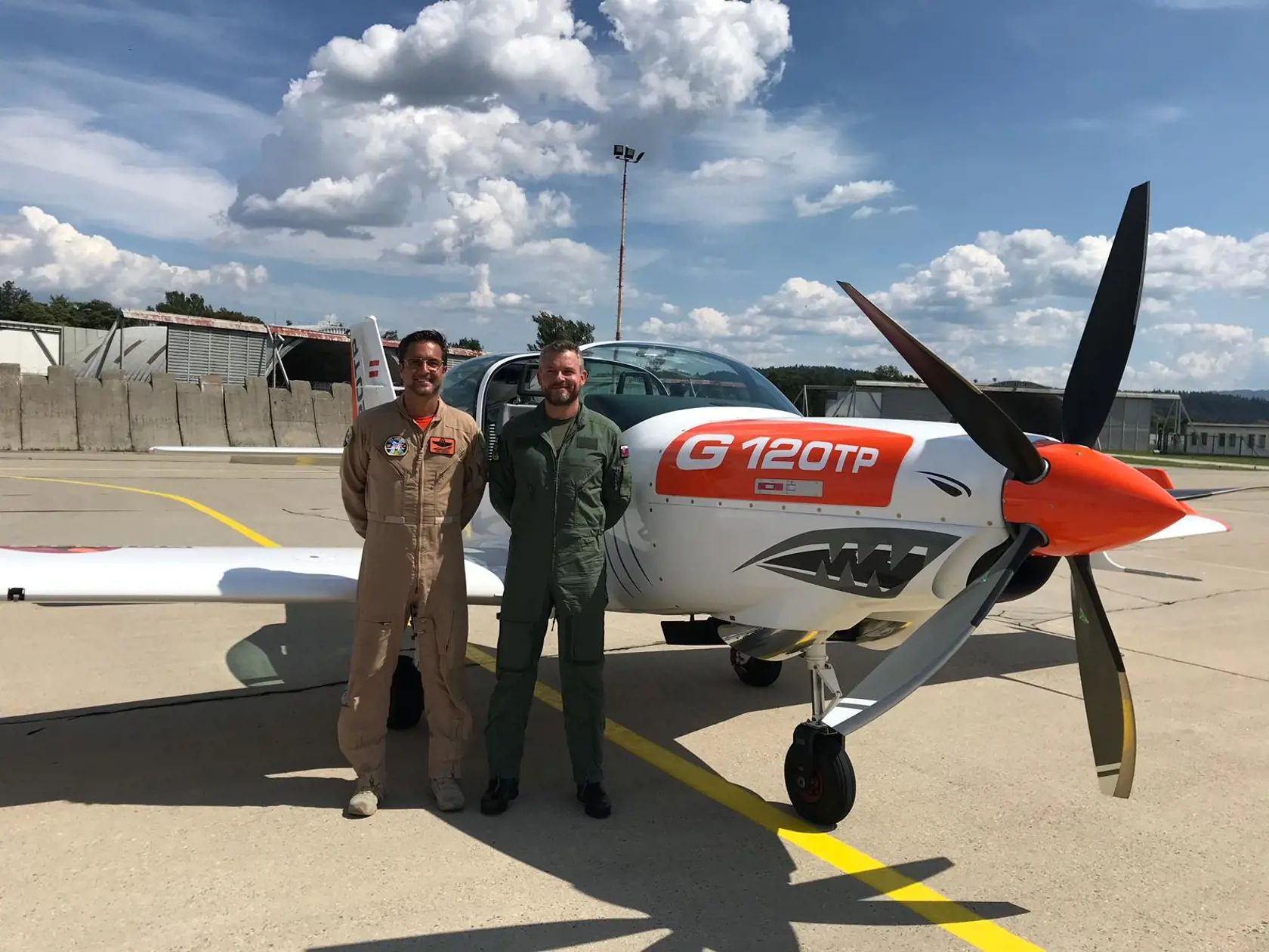 Peter Pellegrini si vyskúšal let v akrobatickom lietadle. Spoločnosť mu robil profesionálny pilot Tom Reinert.