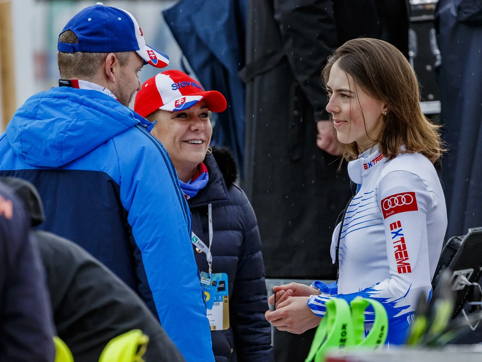 Na snímke slovenská lyžiarka Petra Vlhová s expremiérom Petrom Pellegrinim a ministerkou Denisou Sakovou počas druhého kola slalomu Svetového pohára v alpskom lyžovaní v Slovinskom Maribore.