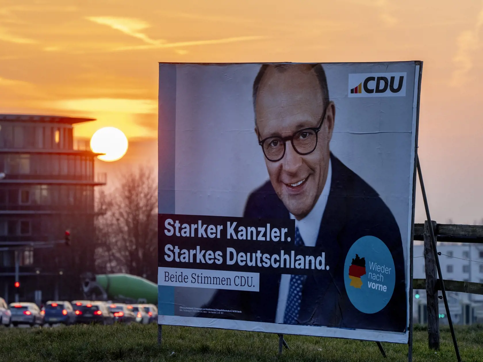 Predvolebný bilbord top kandidáta kresťanských demokratov (CDU) na nemeckého kancelára Friedricha Merza na ulici v meste Bad Homburg pri Frankfurte nad Mohanom 20. februára 2025 pred predčasnými parlamentnými voľbami v Nemecku, ktoré sa budú konať v nedeľu 23. februára.