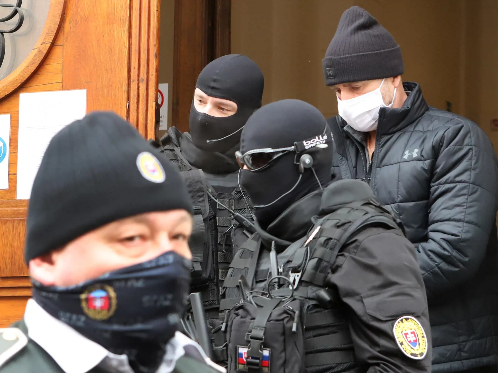Sudca pre prípravné konanie Špecializovaného trestného súdu (ŠTS), pracovisko Banská Bystrica, rozhoduje o žiadosti bývalého policajného prezidenta Tibora G. o zmenu dôvodu väzby, v ktorej je od novembra 2020. NAKA ho vtedy zadržala v rámci policajnej akcie Očistec. Na snímke eskorta odvádza obvineného v rámci akcie Očistec bývalého policajného prezidenta Tibora G. z budovy Špecializovaného trestného súdu (ŠTS) v Banskej Bystrici 16. februára 2021. FOTO TASR - Ján Krošlák