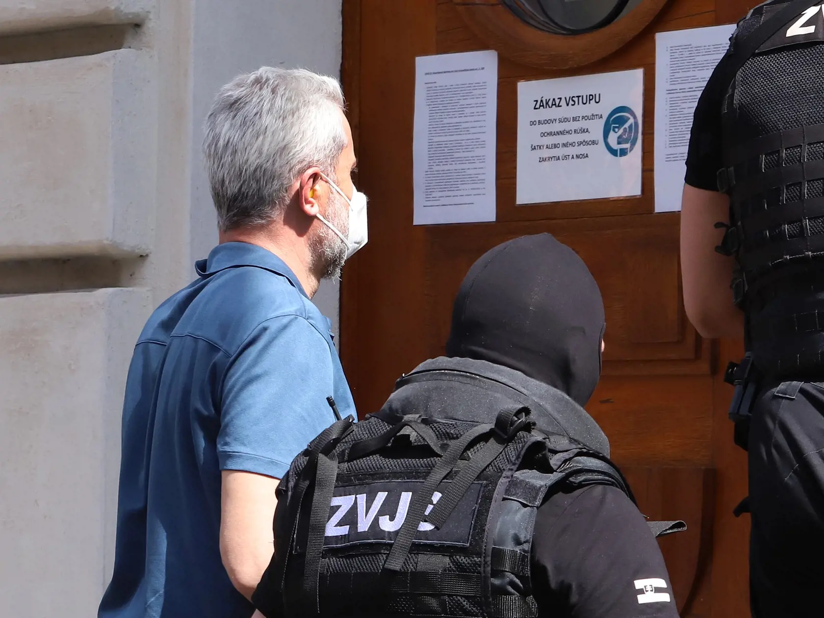 Sudca pre prípravné konanie Špecializovaného trestného súdu (ŠTS), pracovisko Banská Bystrica, rozhoduje o predĺžení väzby pre bývalého riaditeľa Národnej kriminálnej agentúry Petra H., v ktorej je od novembra 2020. NAKA ho vtedy zadržala v rámci policajnej akcie Očistec. Na snímke eskorta privádza obvineného bývalého riaditeľa Národnej kriminálnej agentúry Petra H. do budovy Špecializovaného trestného súdu (ŠTS) v Banskej Bystrici 10. mája 2021. FOTO TASR - Ján Krošlák