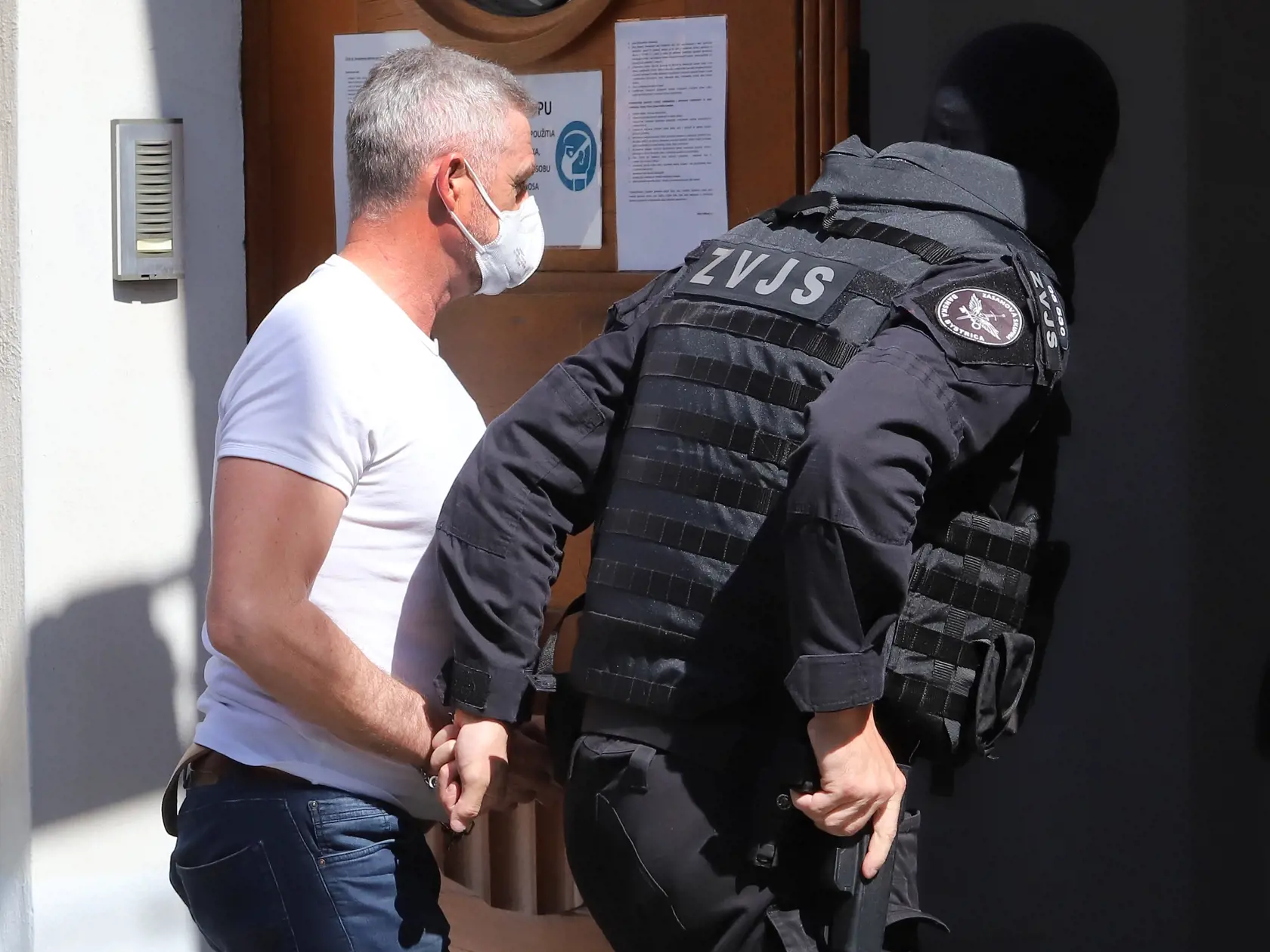 Sudca pre prípravné konanie Špecializovaného trestného súdu (ŠTS), pracovisko Banská Bystrica, rozhoduje o predĺžení väzby pre bývalého policajného prezidenta Tibora G., v ktorej je od novembra 2020. NAKA ho vtedy zadržala v rámci policajnej akcie Očistec. Na snímke eskorta privádza obvineného bývalého prezidenta Policajného zboru SR Tibora G. do budovy Špecializovaného trestného súdu (ŠTS) v Banskej Bystrici 10. mája 2021. FOTO TASR - Ján Krošlák