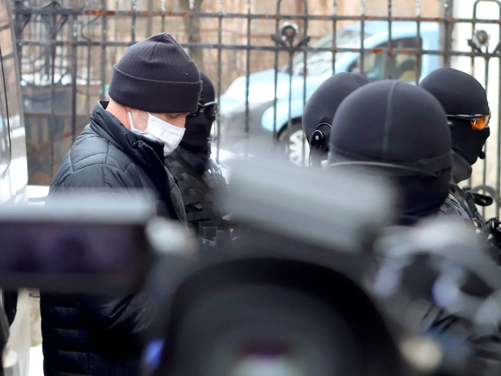 Sudca pre prípravné konanie Špecializovaného trestného súdu (ŠTS), pracovisko Banská Bystrica, rozhoduje o žiadosti bývalého policajného prezidenta Tibora G. o zmenu dôvodu väzby, v ktorej je od novembra 2020. NAKA ho vtedy zadržala v rámci policajnej akcie Očistec. Na snímke eskorta privádza obvineného bývalého prezidenta Policajného zboru SR Tibora G. do budovy Špecializovaného trestného súdu (ŠTS) v Banskej Bystrici 16. februára 2021.
