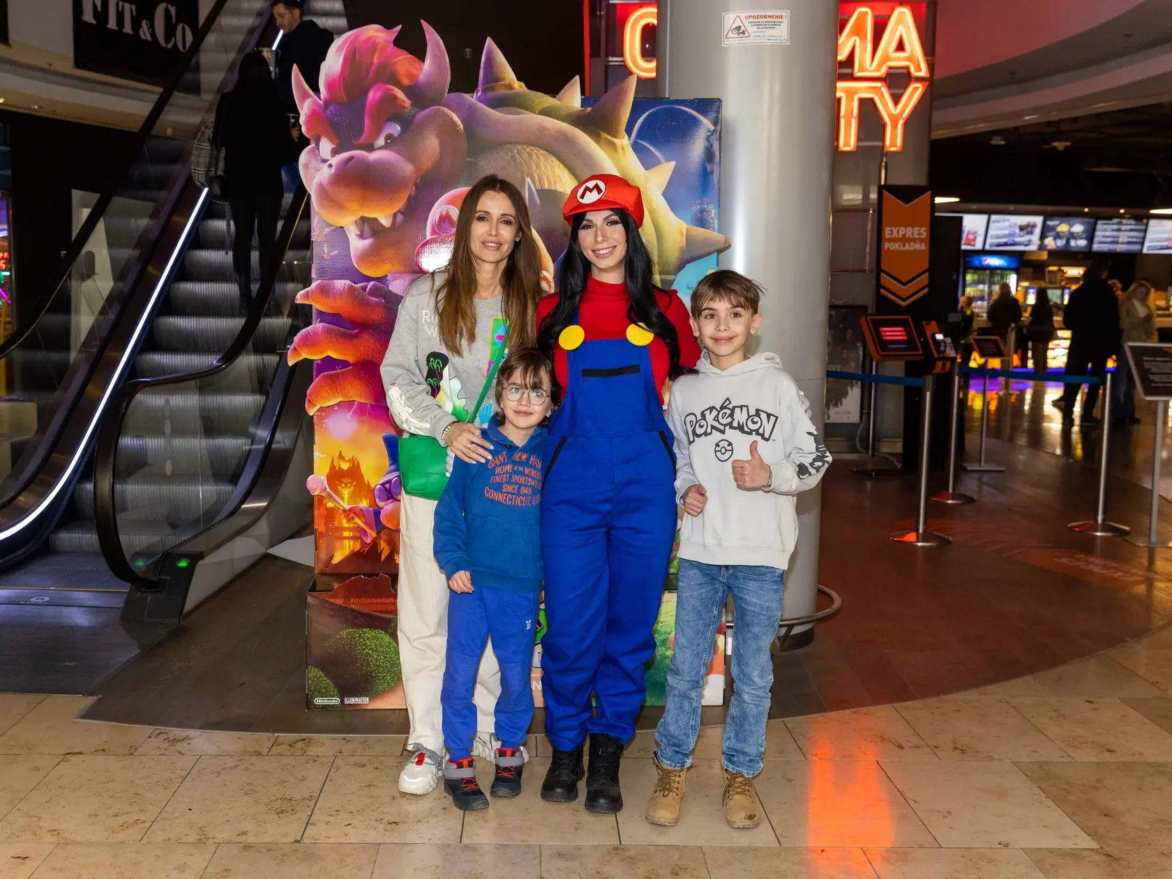 Lena Šoóšová so synmi na premiére filmu Super Mario Bros. vo filme