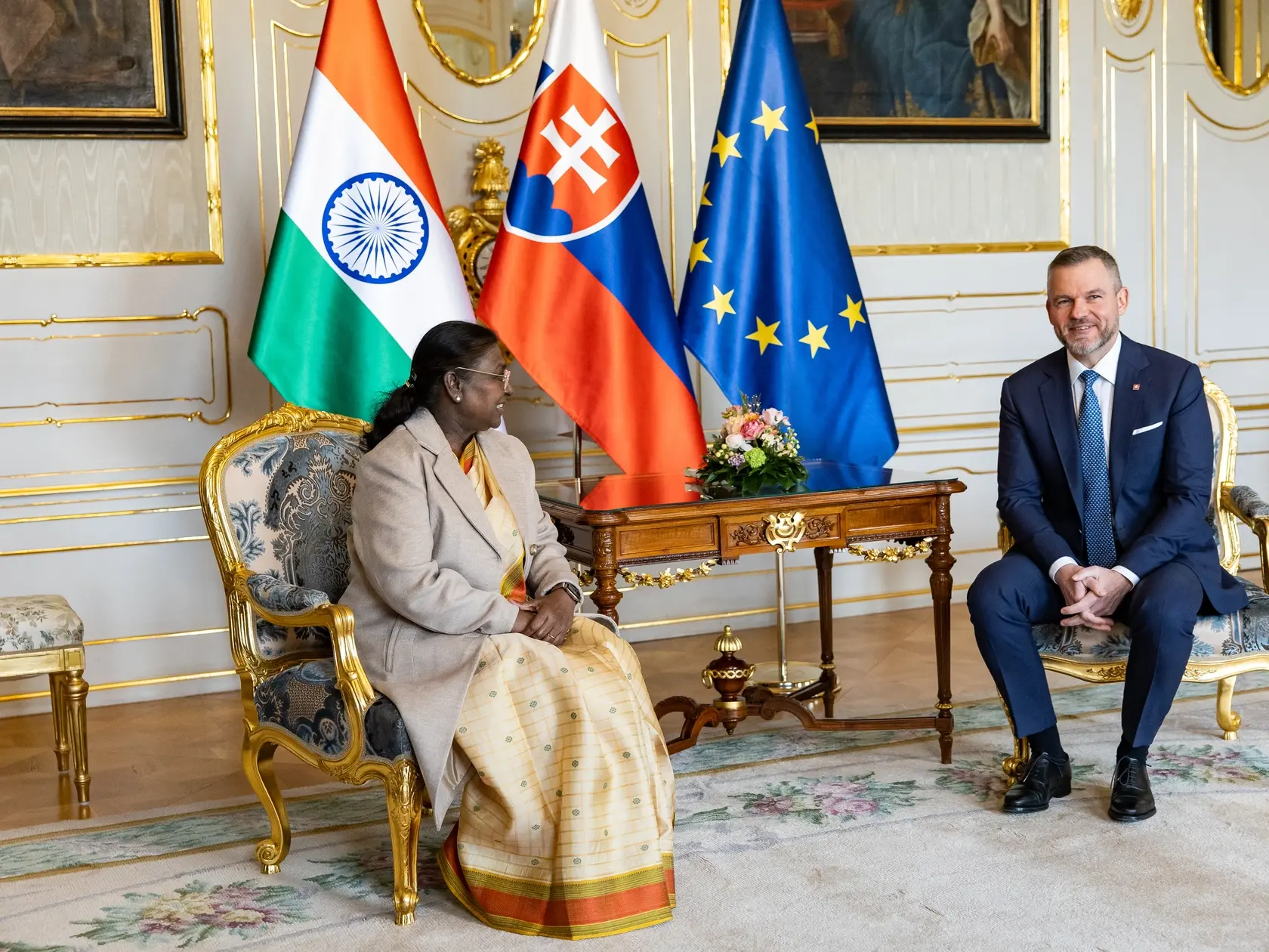 Prezident SR Peter Pellegrini víta v Grasalkovičovom paláci prezidentku Indickej republiky Draupadi Murmúovú.

