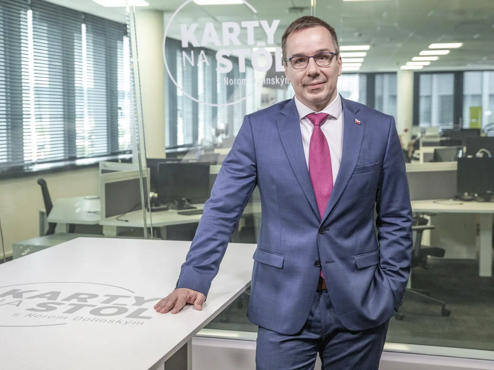 Na snímke je diskusná relácia “Karty na stôl”, ktorej hosťom bol  minister práce, sociálnych vecí a rodiny Erik Tomáš.