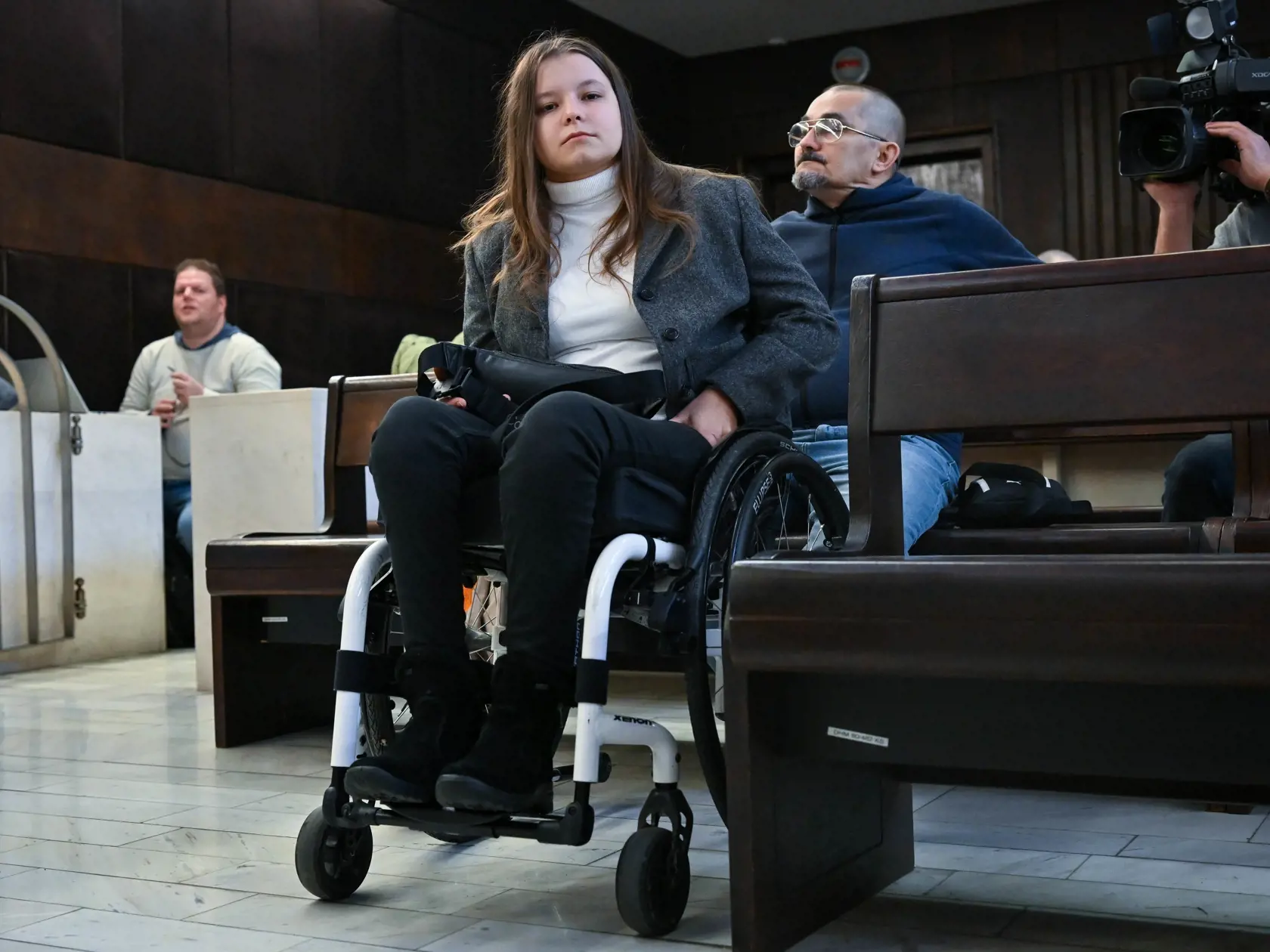 Na snímke poškodená kadetka Akadémia Policajného zboru (PZ) Michalea H., ktorú postrelil vtedajší pedagóg obžalovaný Vladimír Š. pred začiatkom pojednávania Mestského súdu Bratislava I v piatok 16. februára 2024 v Bratislave. FOTO TASR - Pavol Zachar