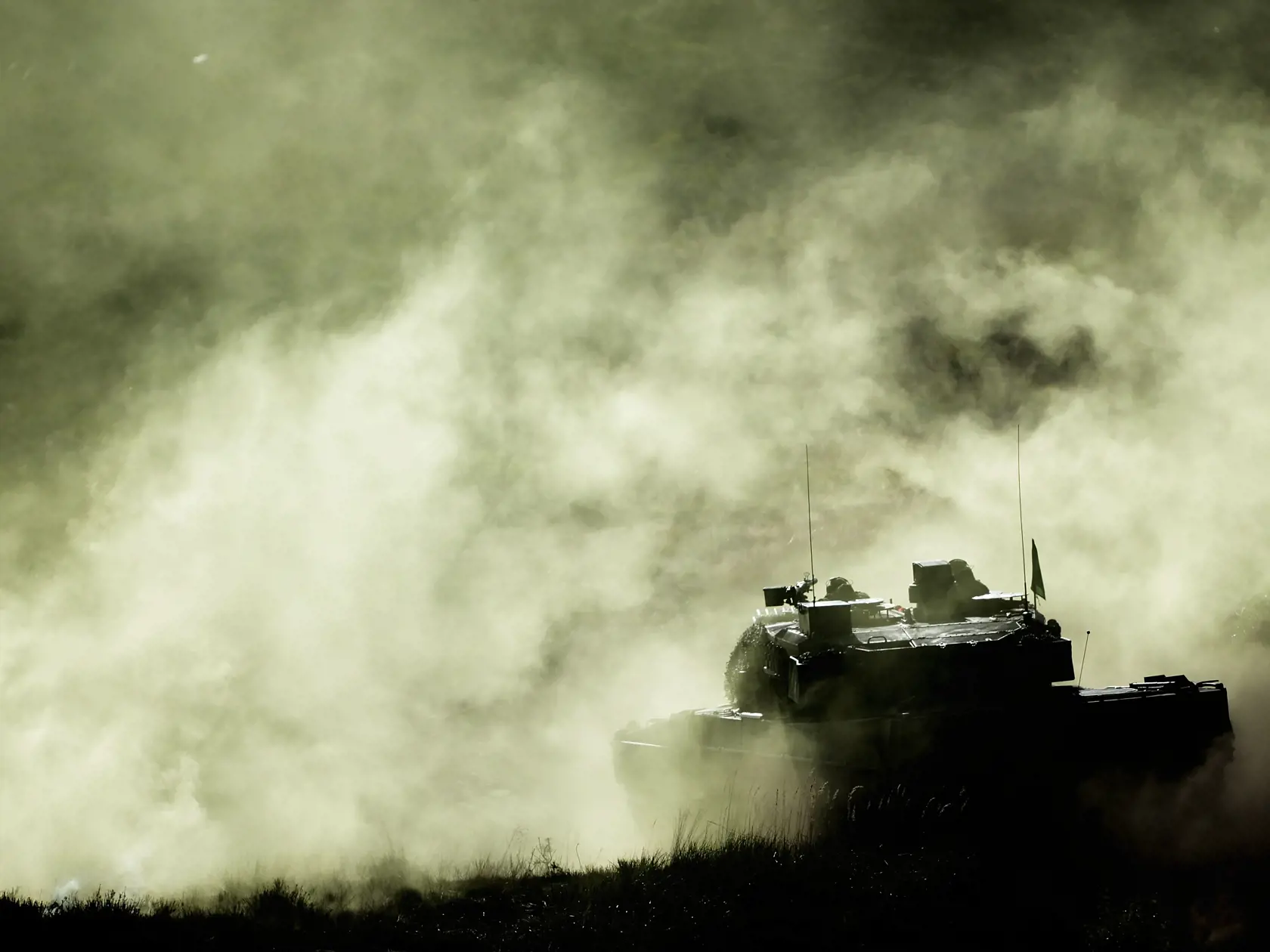 WA 8 archív Bergen - Na archívnej snímke z 2. októbra 2013 nemecký tank Leopard 2 počas  počas cvičenia pozemných síl nemeckej armády. Nemecko je pod čoraz väčším tlakom, aby poslalo tanky Leopard 2 na Ukrajinu. Viac Nemcov je však proti vývozu tejto ťažkej vojenskej techniky a myslia si, že ich krajina už pomáha dosť. Ukázal to prieskum zverejnený vo štvrtok 19. januára 2023, píše tlačová agentúra DPA.