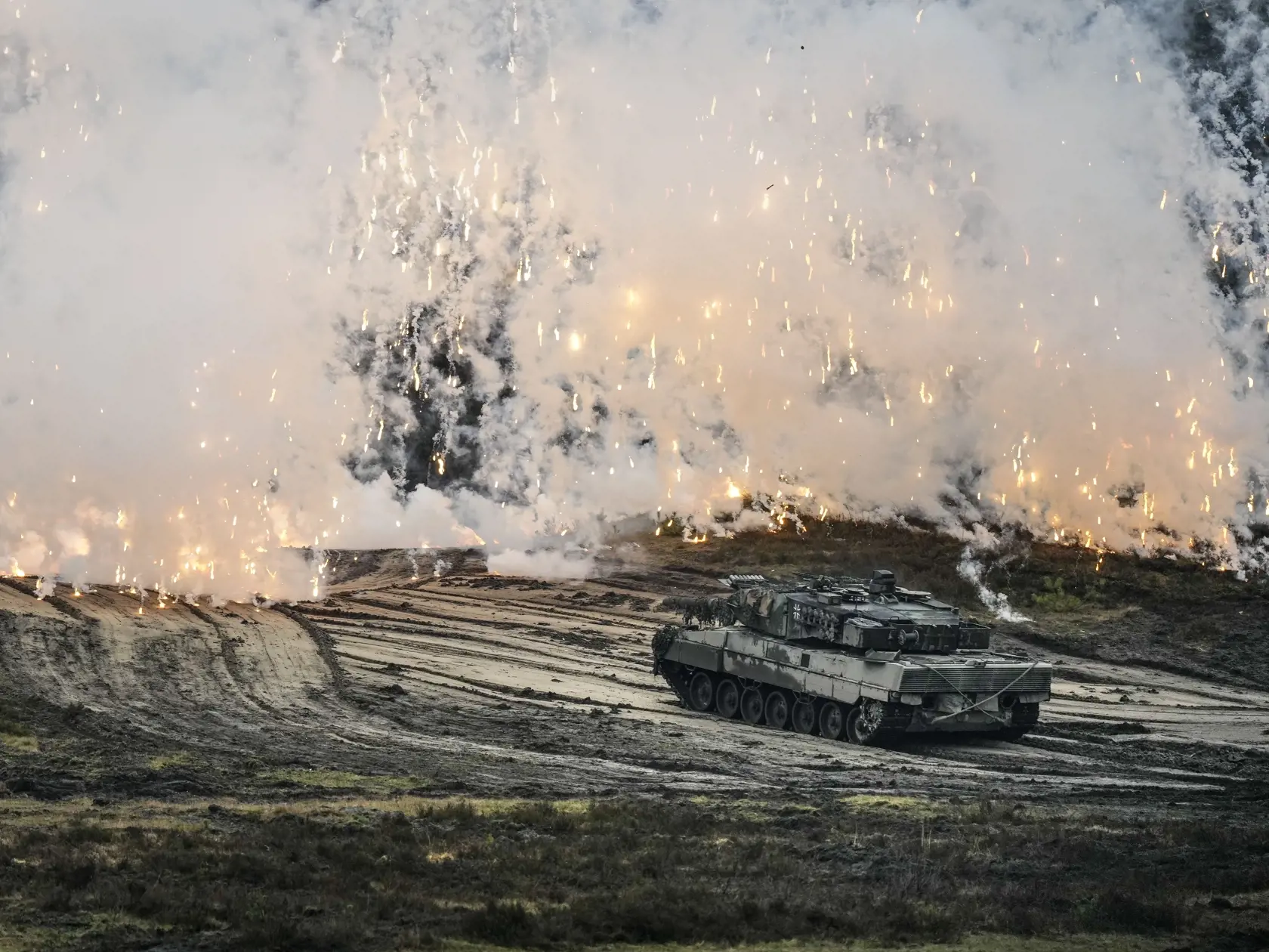 Wa 26 Augustdorf - Tank Leopard 2 v akcii počas návštevy nemeckého ministra obrany Borisa Pistoriusa v kasárňach, ktoré nesú meno slávneho poľného maršala z druhej svetovej vojny Erwina Rommela v obci Augustdorf v stredu 1. februára 2023. Nemecko minulý týždeň oznámilo, že Ukrajine dodá 14 tankov Leopard 2, a povolilo ich dodávky pre Ukrajinu aj iným krajinám, napríklad Poľsku či Nórsku.