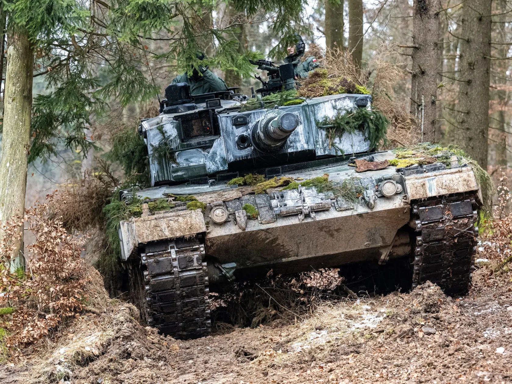 Na archívnej snímke z 27. januára 2022 tank Leopard 2 poľskej armády stojí v zalesnenej oblasti počas medzinárodného vojenského cvičenia vo vojenskom výcvikovom priestore Hohenfels. Zbrojárska spoločnosť Rheinmetall by mohla dodať tanky Leopard 2 pre Ukrajinu najskôr v roku 2024. V nedeľu 15. januára 2023 to uviedol generálny riaditeľ spoločnosti Armin Papperger, informuje TASR podľa denníka Bild.