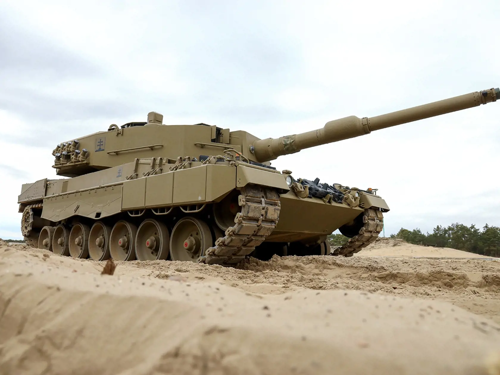 Vo Vojenskom technickom a skúšobnom ústave Záhorie prebiehajú v súčasnosti skúšky prvého dodaného tanku Leopard 2A4 (na sníimke). Ten Slovensko dostalo od Spolkovej republiky Nemecko v rámci náhrady za bojové vozidlá pechoty (BVP-1) darované Ukrajine. Ukončenie skúšok je plánované 31. marca. V priebehu tohto roka bude dodaných Ozbrojeným silám SR celkovo 15 tankov Leopard 2A4.